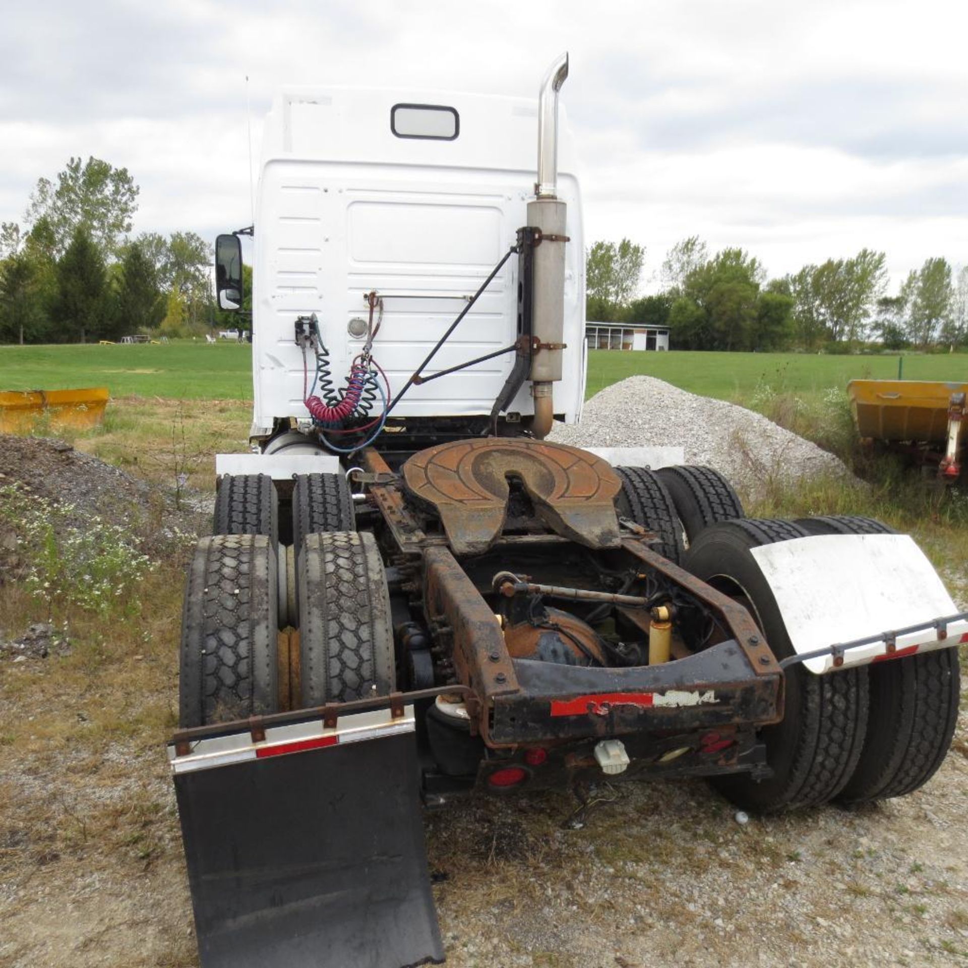 Volvo Truck Tractor T/A Vin. 4VG7DAJJ5WN744597 (1998) 14.0L ( Not Running ) ( Loc. 2500 South Vetera - Image 6 of 6