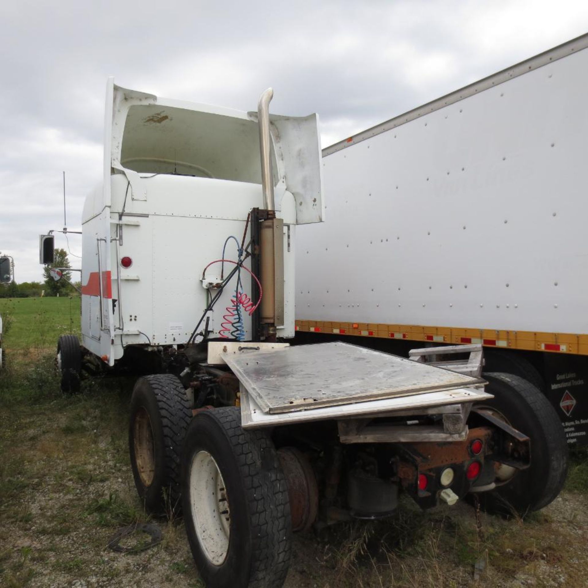 Freightliner FLD120 Truck Tractor T/A Vin 1FUYDDYB4XPA88388 (1999) 14.0L Diesel, 6X4, Apx. 140,000 M - Bild 7 aus 7