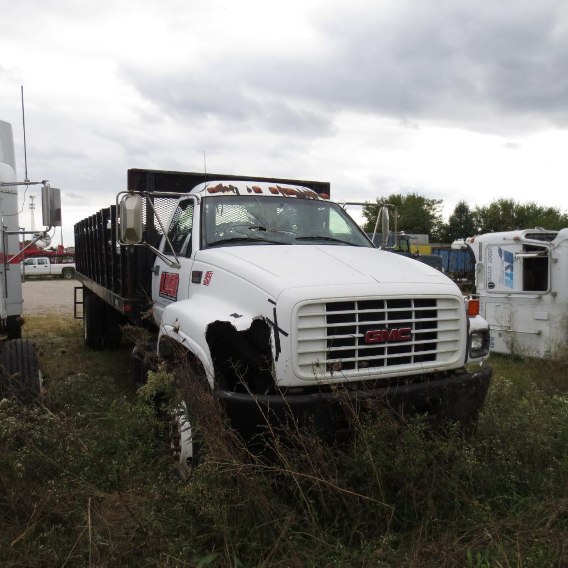 GMC 24Ft. (est) C7500 S/A Stakebed Truck Vin. 1GDJ7H1C41J505697 (2001) 7.2L Diesel, 4X2 (Not Running - Image 2 of 8