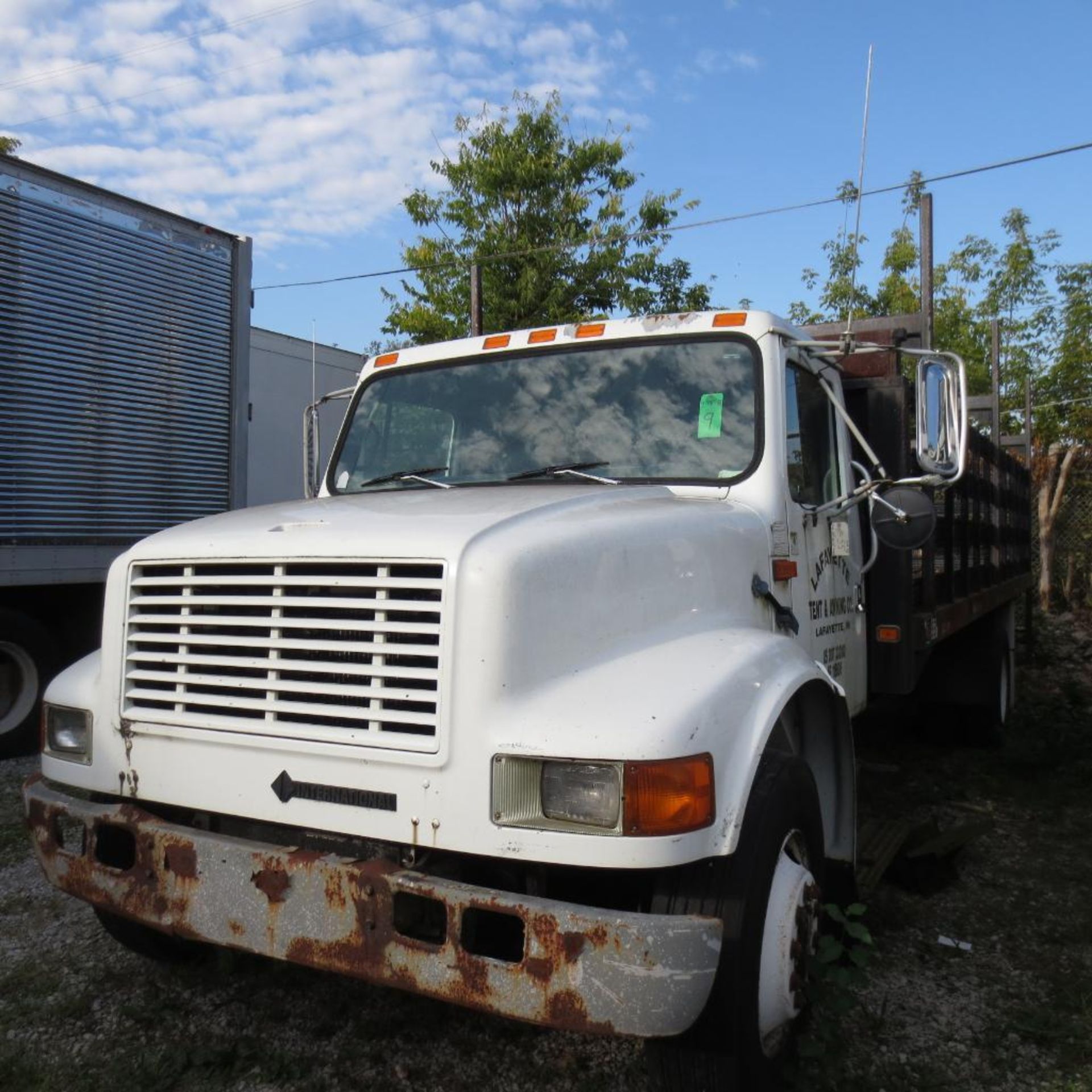 International 22Ft. 4700 S/A Stakebed Truck Vin 1HTSCPEM2PH526553 (1993) 5.9L Diesel, 6 Speed, 388,0