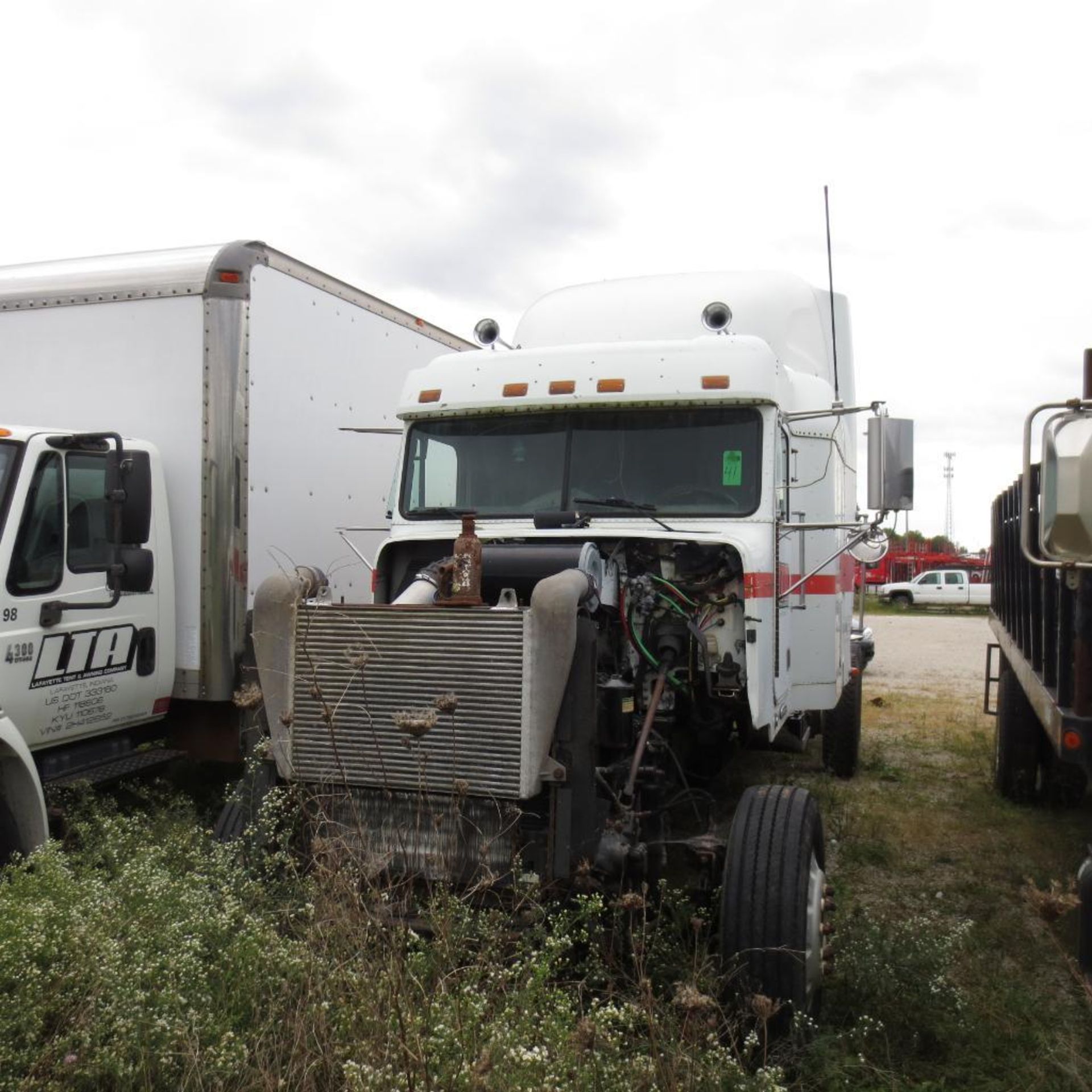 Freightliner FLD120 Truck Tractor T/A Vin 1FUYDDYB4XPA88388 (1999) 14.0L Diesel, 6X4, Apx. 140,000 M