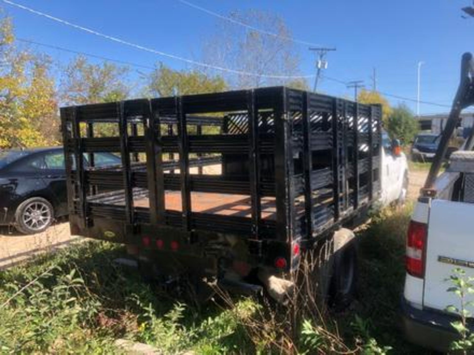 2012 Ford F350 Crew Cab S/A Flatbed Stakebed Truck Vin: 1FD8W3GT7CEC58277 (2012) 130,000 Miles ( Mot - Image 5 of 14