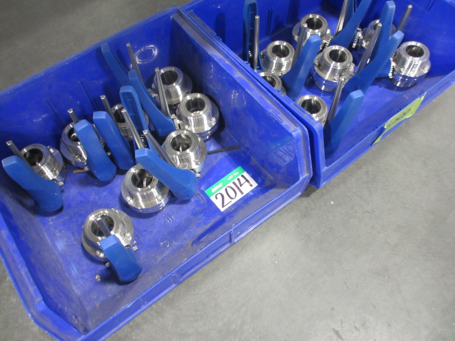L2: 2 TRAYS OF (15) THREADED 1.5IN CLAMPED BUTTERFLY VALVE