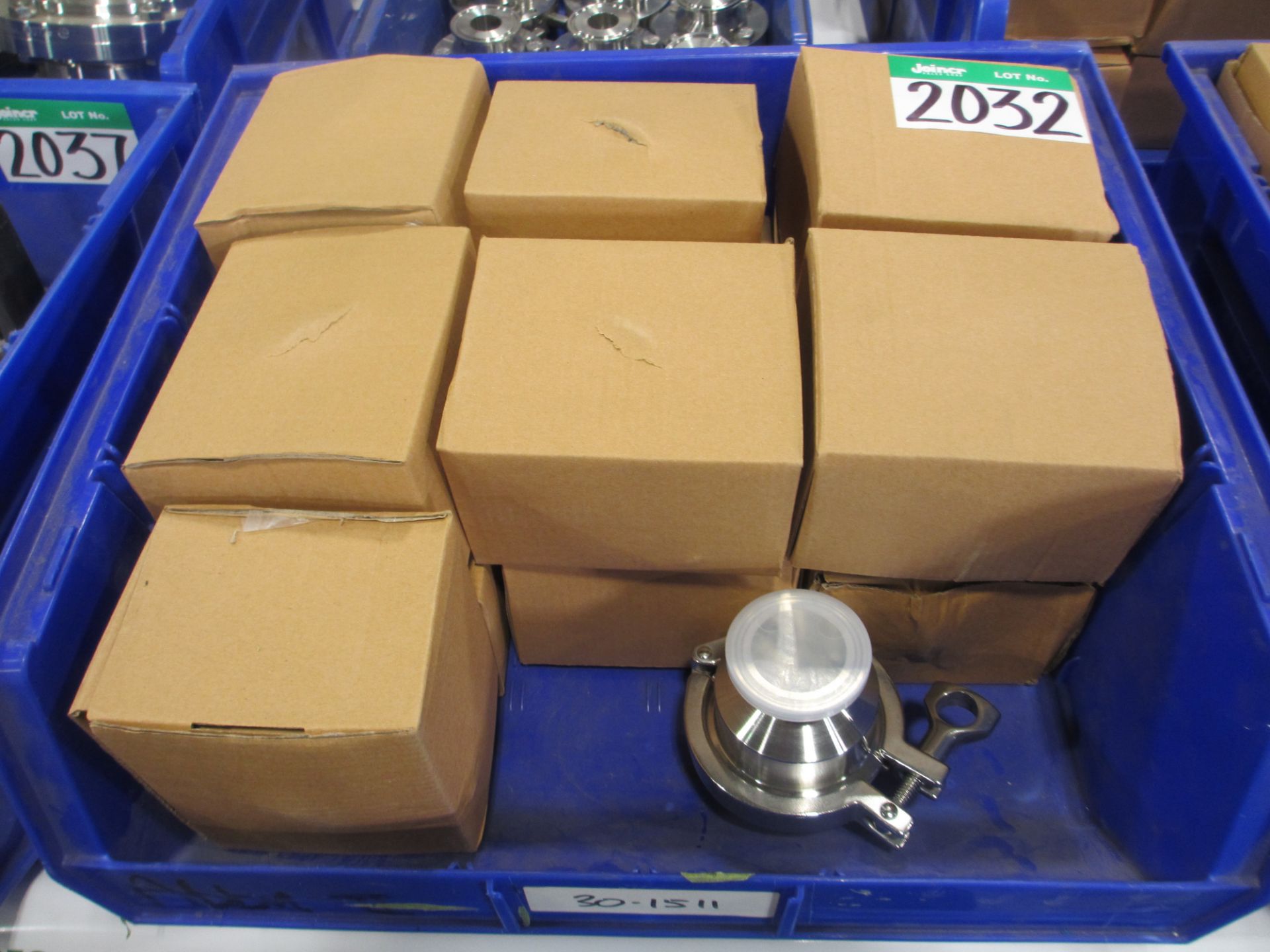 L2: TRAY OF CLAMPED 1.5IN FITTINGS
