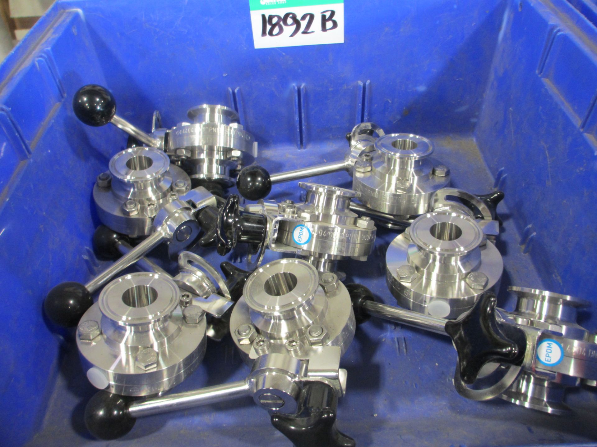 L2: LOT OF 8 BUTTERFLY 1IN VALVES W/HANDLES