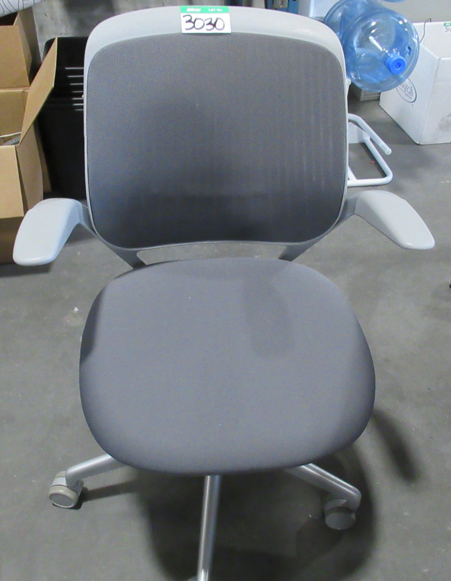 L2: STEEL CASE S/T ARM CHAIR GREY