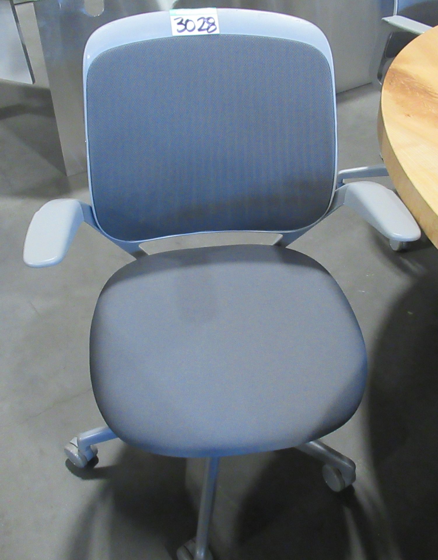 L2: STEEL CASE S/T ARM CHAIR GREY