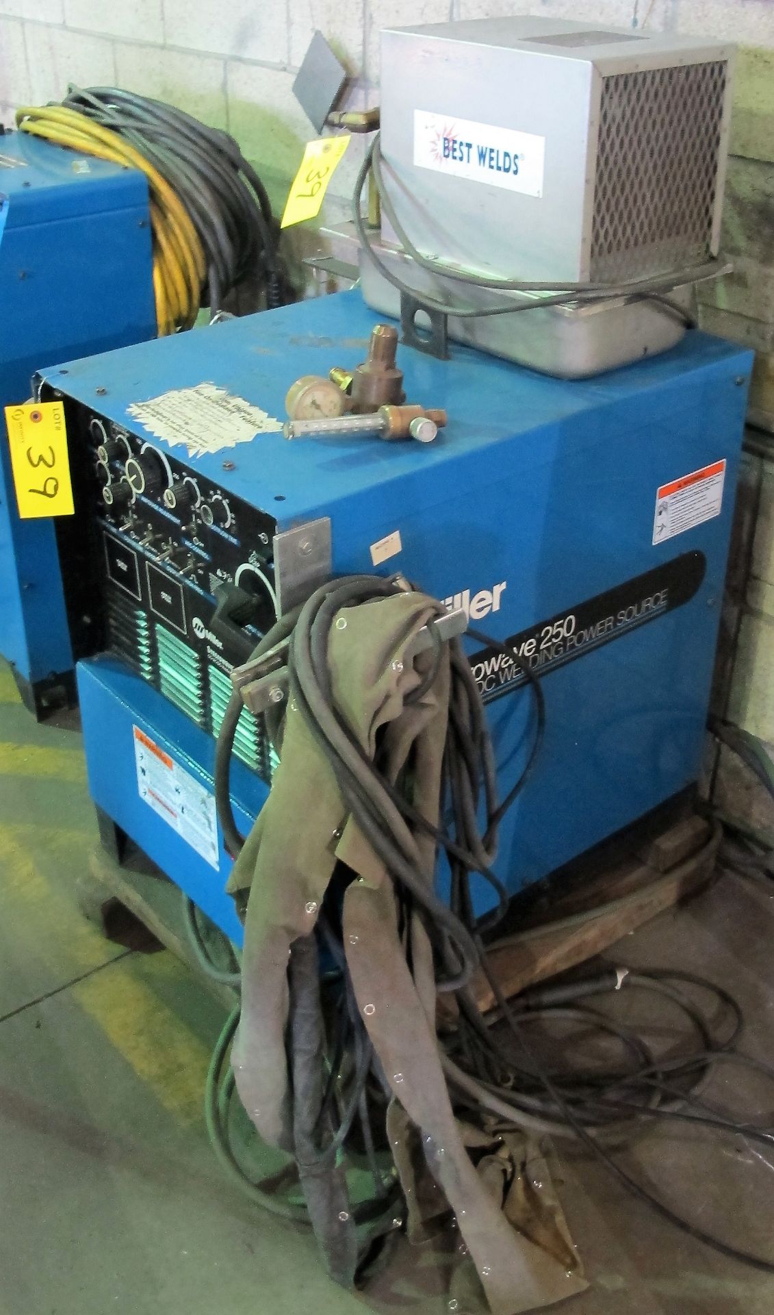 MILLER SYNCROWAVE 250 CC AC/DC WELDER, S/N KG263148 W/ BEST WELDS COOLING UNIT, CART, CABLES, GUN, - Image 2 of 4