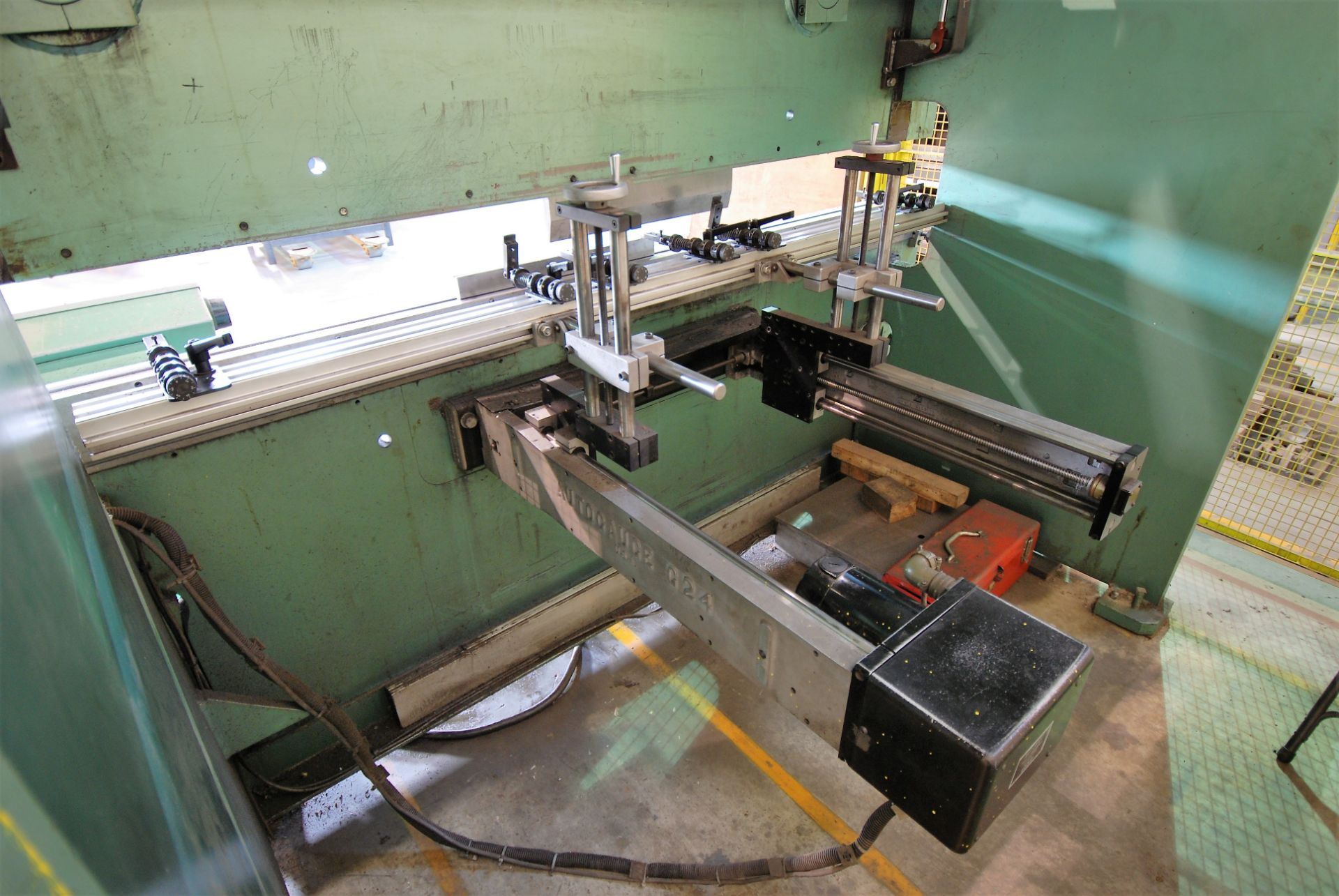 PIRANHA HYDRAULIC PRESS BRAKE 8' X 65 TON CAP., S/N 1154, MICROGUARD LIGHT CURTAINS, AUTOMEC CNC - Image 5 of 9