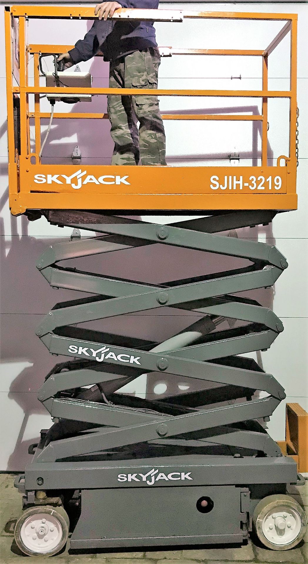 SKYJACK SJIH-3219 ELECTRIC SCISSOR LIFT - Image 3 of 3