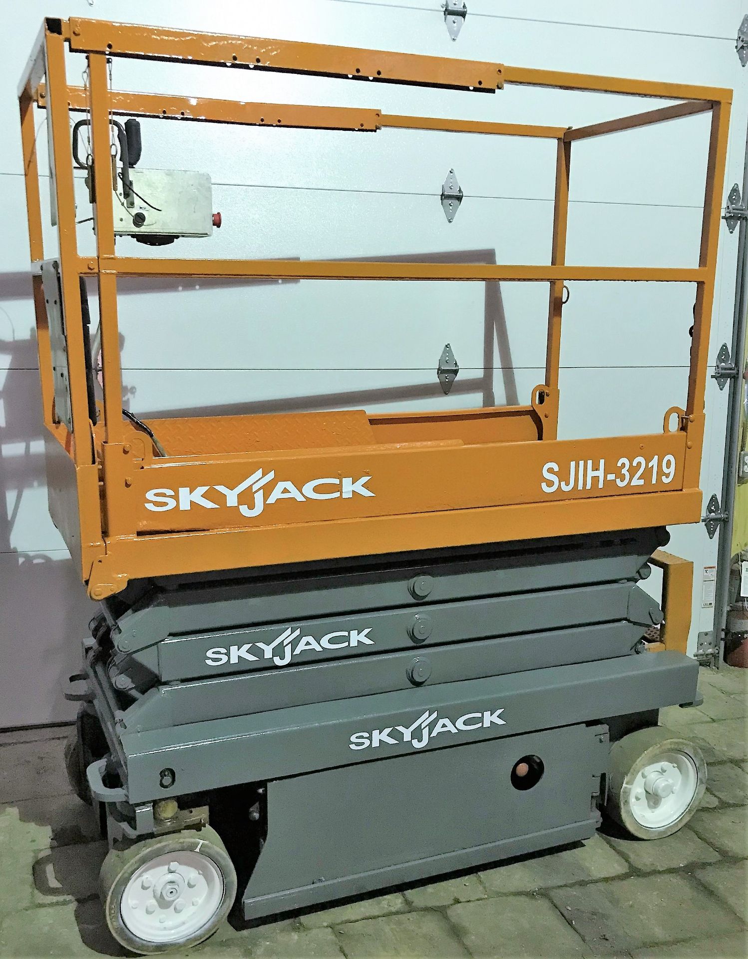 SKYJACK SJIH-3219 ELECTRIC SCISSOR LIFT - Image 2 of 3