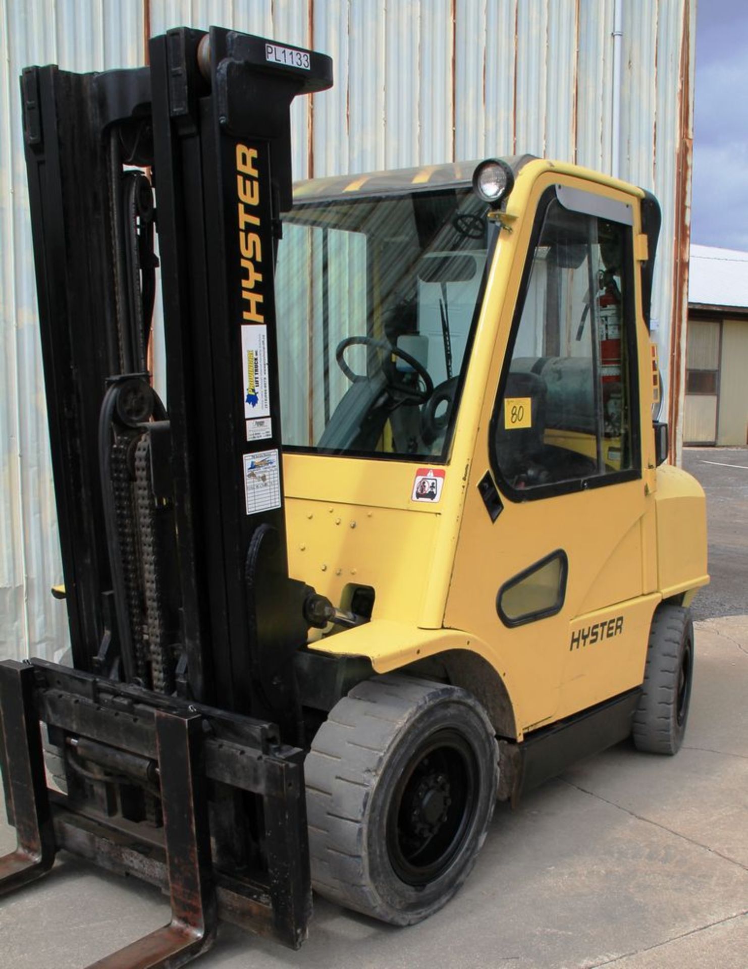 HYSTER H80XM LP POWERED FORKLIFT, 7300 LBS CAPACITY, 3310 KG CAPACITY, 194.9" LIFT, ENCLOSED CAB,