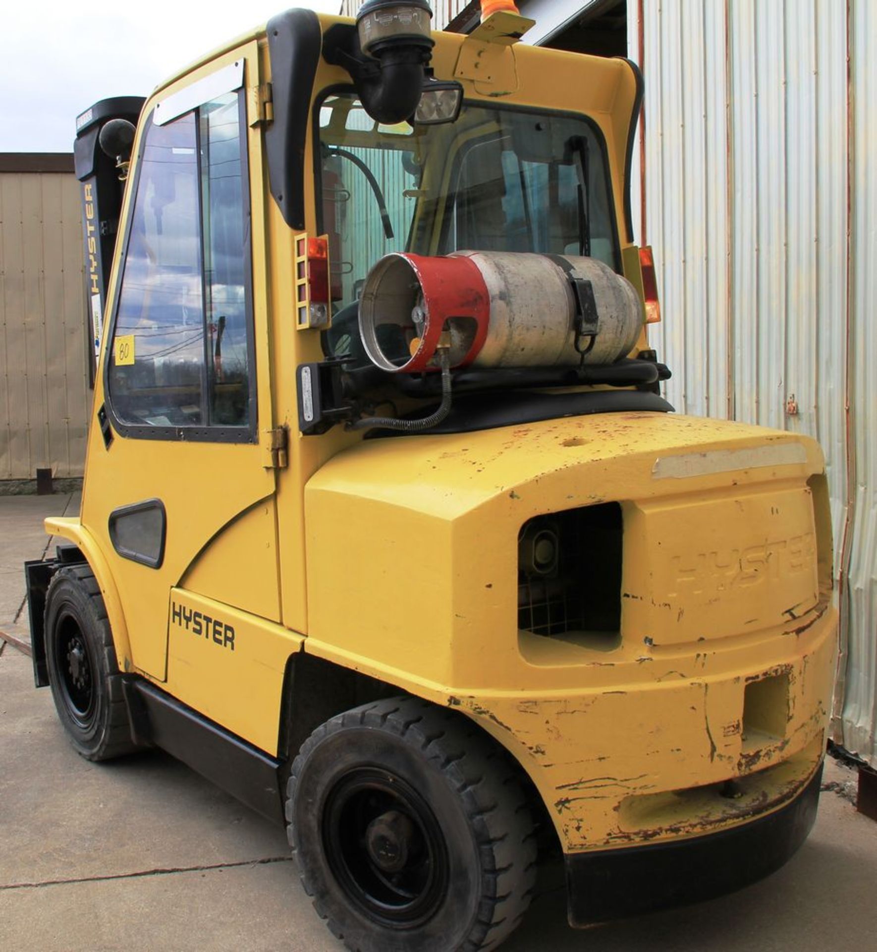 HYSTER H80XM LP POWERED FORKLIFT, 7300 LBS CAPACITY, 3310 KG CAPACITY, 194.9" LIFT, ENCLOSED CAB, - Image 7 of 7