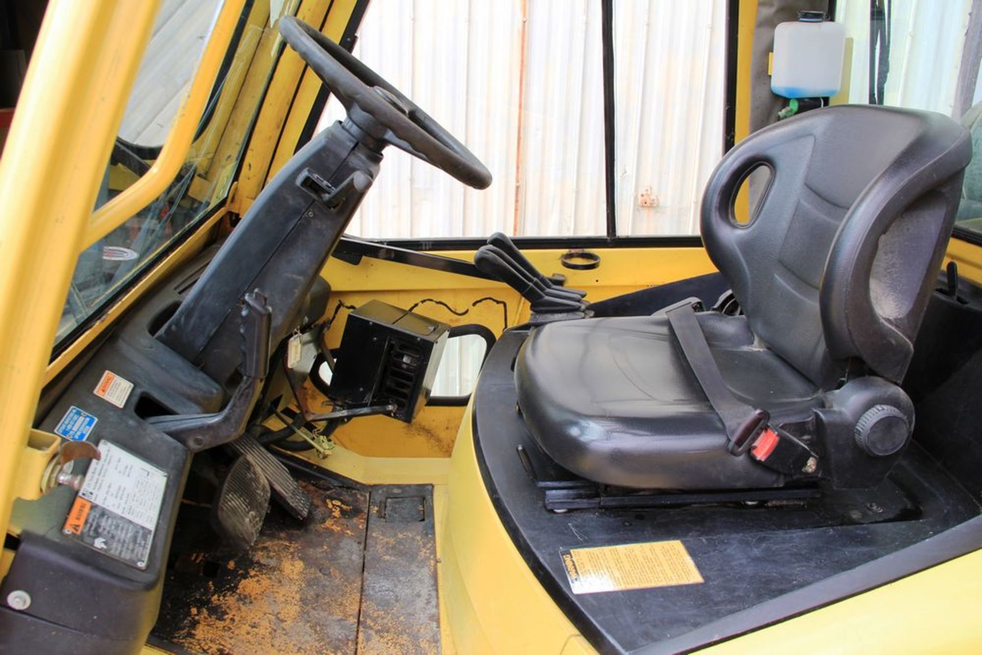 HYSTER H80XM LP POWERED FORKLIFT, 7300 LBS CAPACITY, 3310 KG CAPACITY, 194.9" LIFT, ENCLOSED CAB, - Image 3 of 7