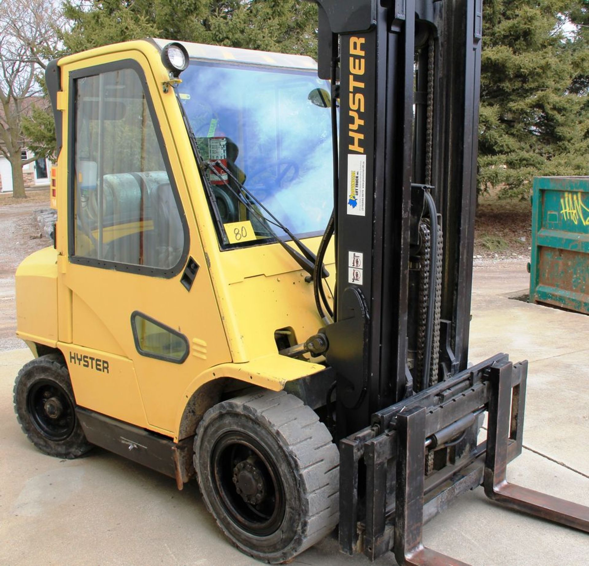 HYSTER H80XM LP POWERED FORKLIFT, 7300 LBS CAPACITY, 3310 KG CAPACITY, 194.9" LIFT, ENCLOSED CAB, - Image 6 of 7