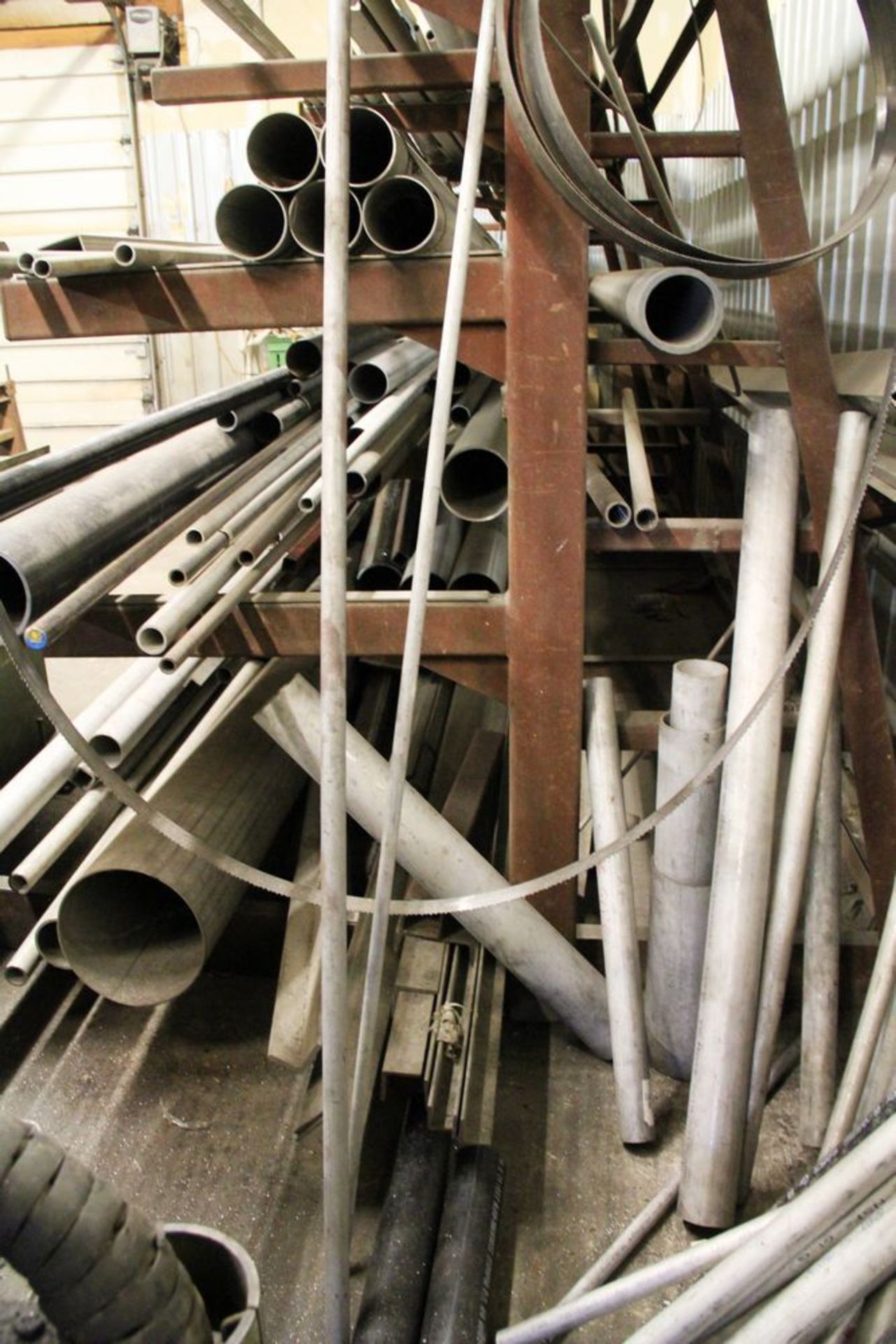GOOD SELECTION OF STAINLESS STEEL PIPING, ANGLE IRON, VARIOUS SIZES AND LENGTHS - Image 3 of 4