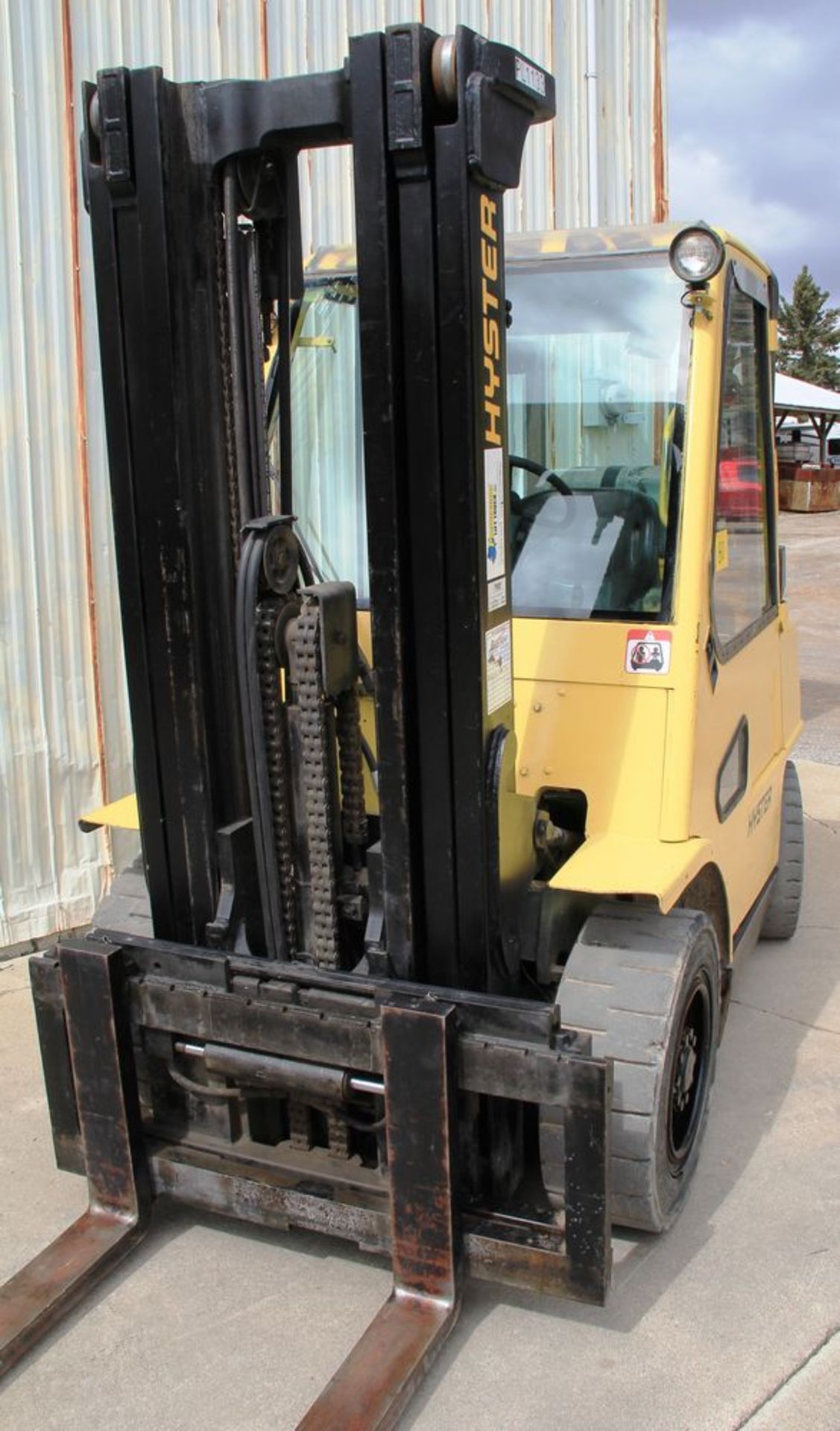 HYSTER H80XM LP POWERED FORKLIFT, 7300 LBS CAPACITY, 3310 KG CAPACITY, 194.9" LIFT, ENCLOSED CAB, - Image 2 of 7