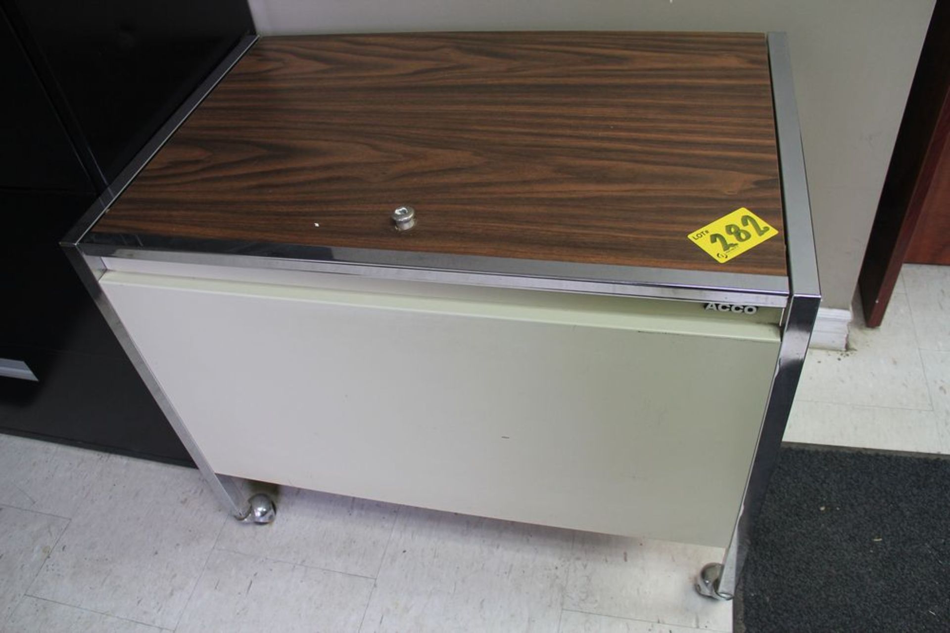 PORTABLE LOCKING DROP TYPE FILING CABINET