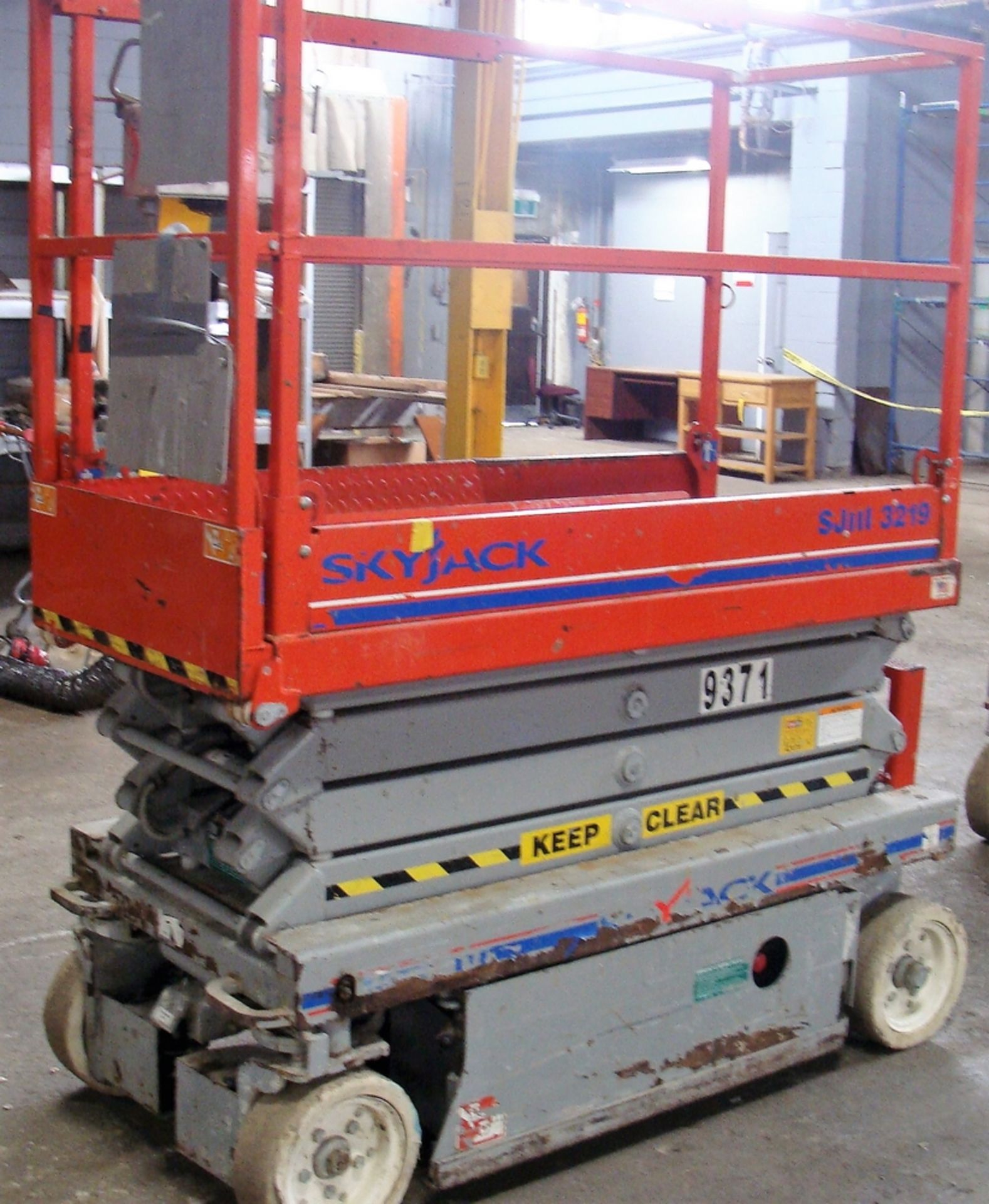 SKYJACK SJIII-3219 SCISSOR LIFT, S/N 22009270, 19' MAX PLATFORM HEIGHT, 29" X 64" PLATFORM, 550LB - Image 2 of 3