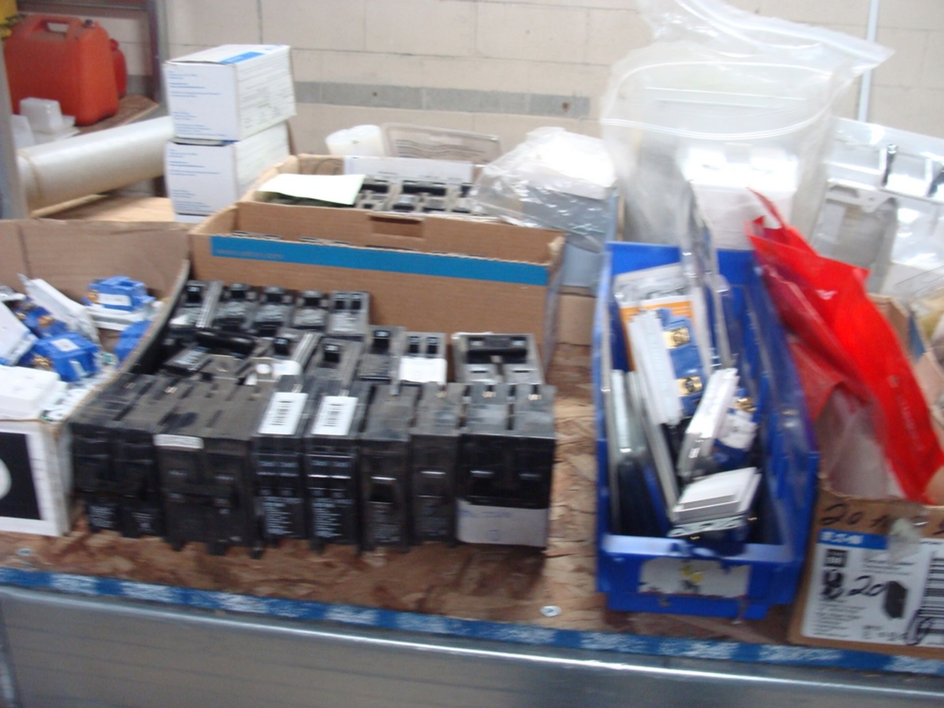 LOT OF ASST. OCTAGONAL BOXES, DEVIS BREAKER AND STUD BREAKER BOXES, CONNECTORS, COVERS, 600V - Image 3 of 9