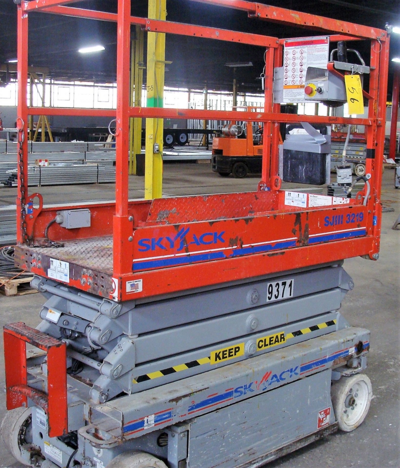 SKYJACK SJIII-3219 SCISSOR LIFT, S/N 22009270, 19' MAX PLATFORM HEIGHT, 29" X 64" PLATFORM, 550LB