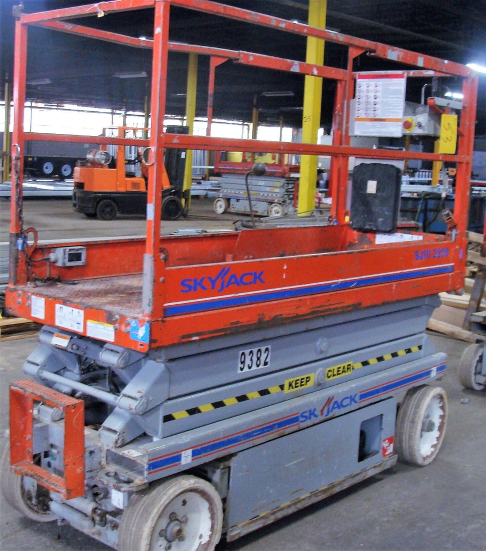 SKYJACK SJ3220 SCISSOR LIFT, S/N 60000950, 20' MAX PLATFORM HEIGHT, 32" X 86" PLATFORM, 900LB CAP. - Image 2 of 4