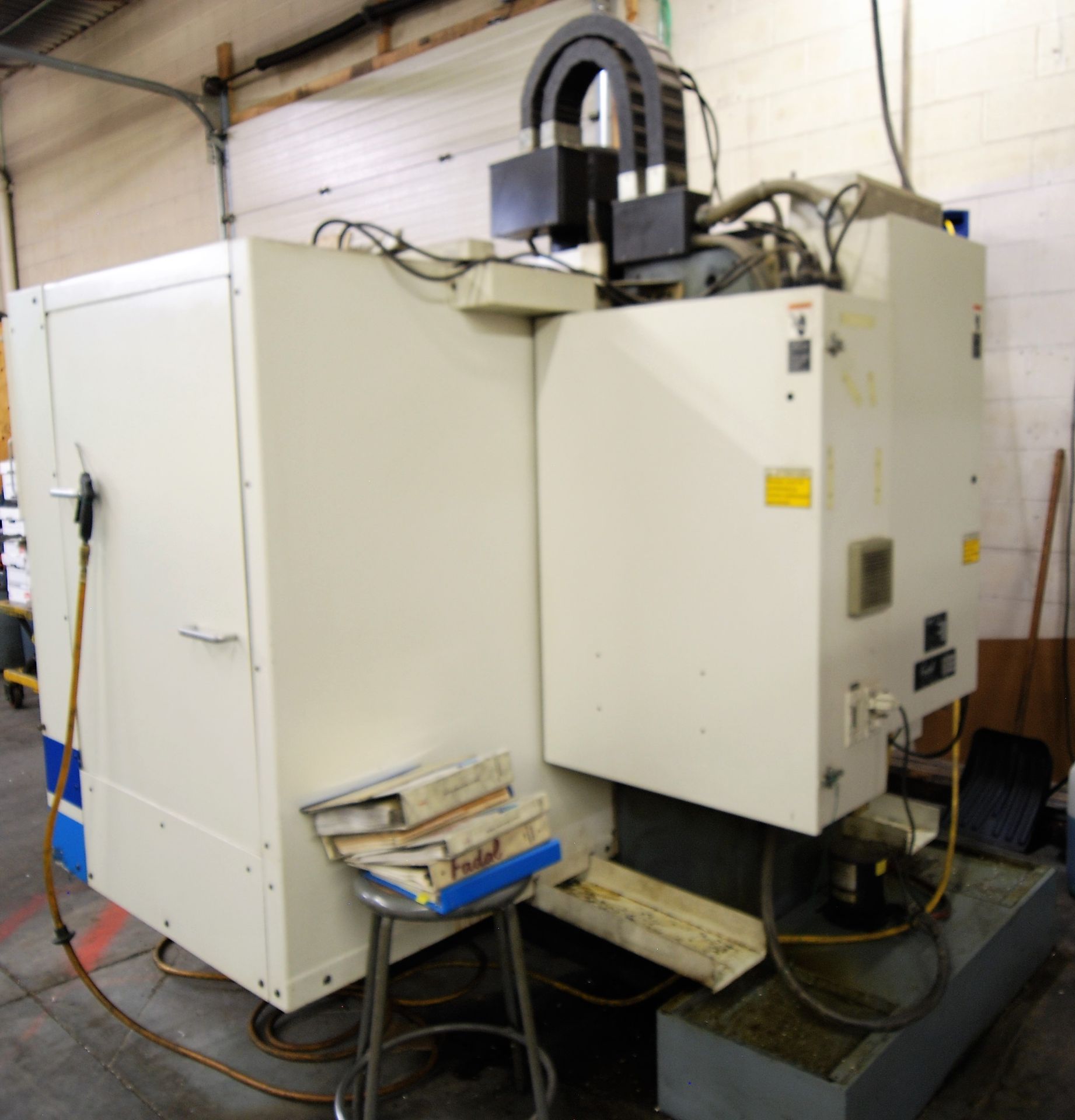 2000 FADAL 904-1 VMC 2216HT CNC VERTICAL MACHINING CENTER, X-22" Y-16" Z-20" TRAVEL, FADAL MULTI - Image 6 of 11