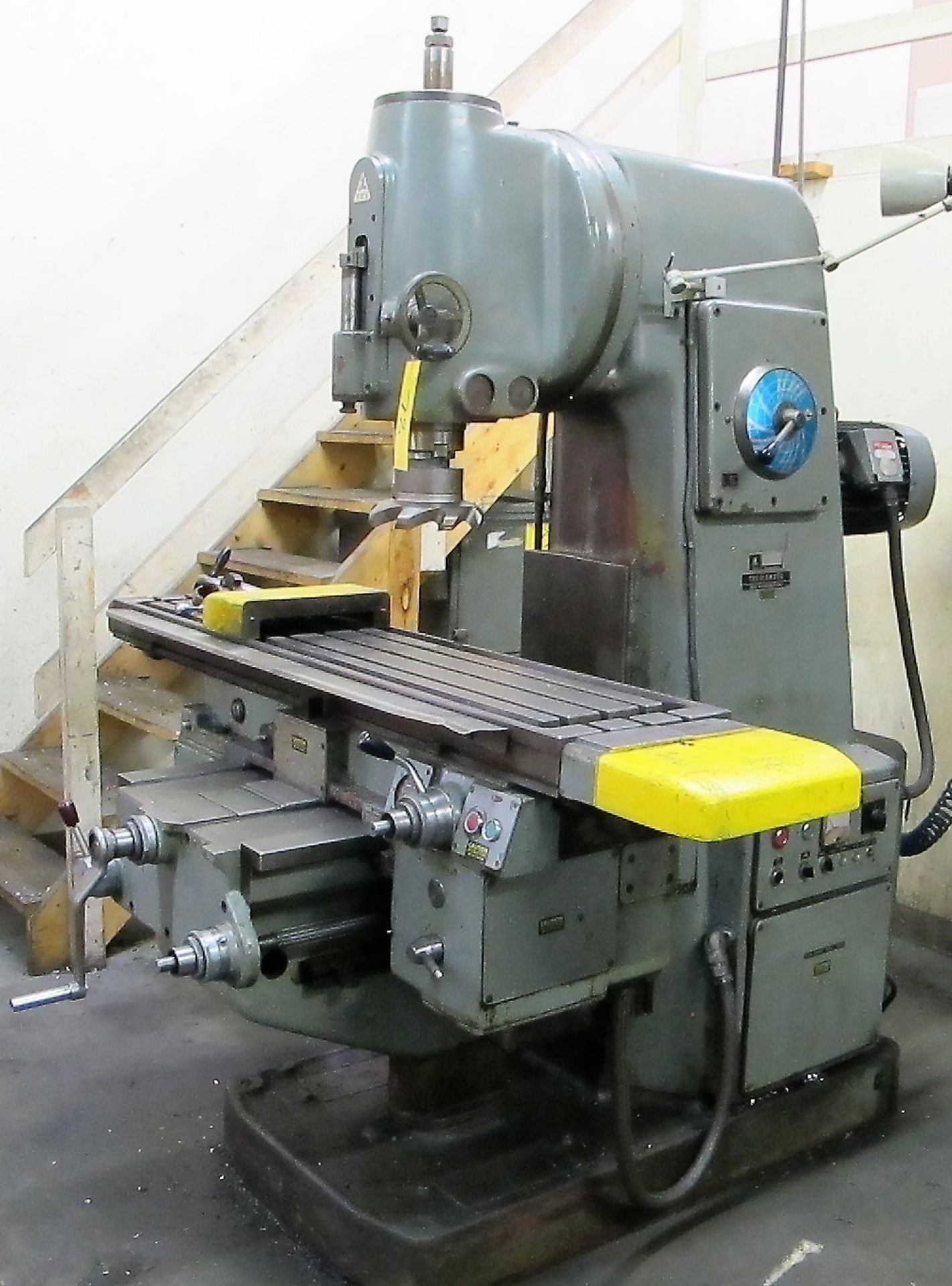 TOS FA4A VERTICAL MILLING MACHINE, 10HP, S/N 61072, 63" X 14" TABLE, MILLING ATTACHMENT, 33 - 1000 - Image 3 of 7