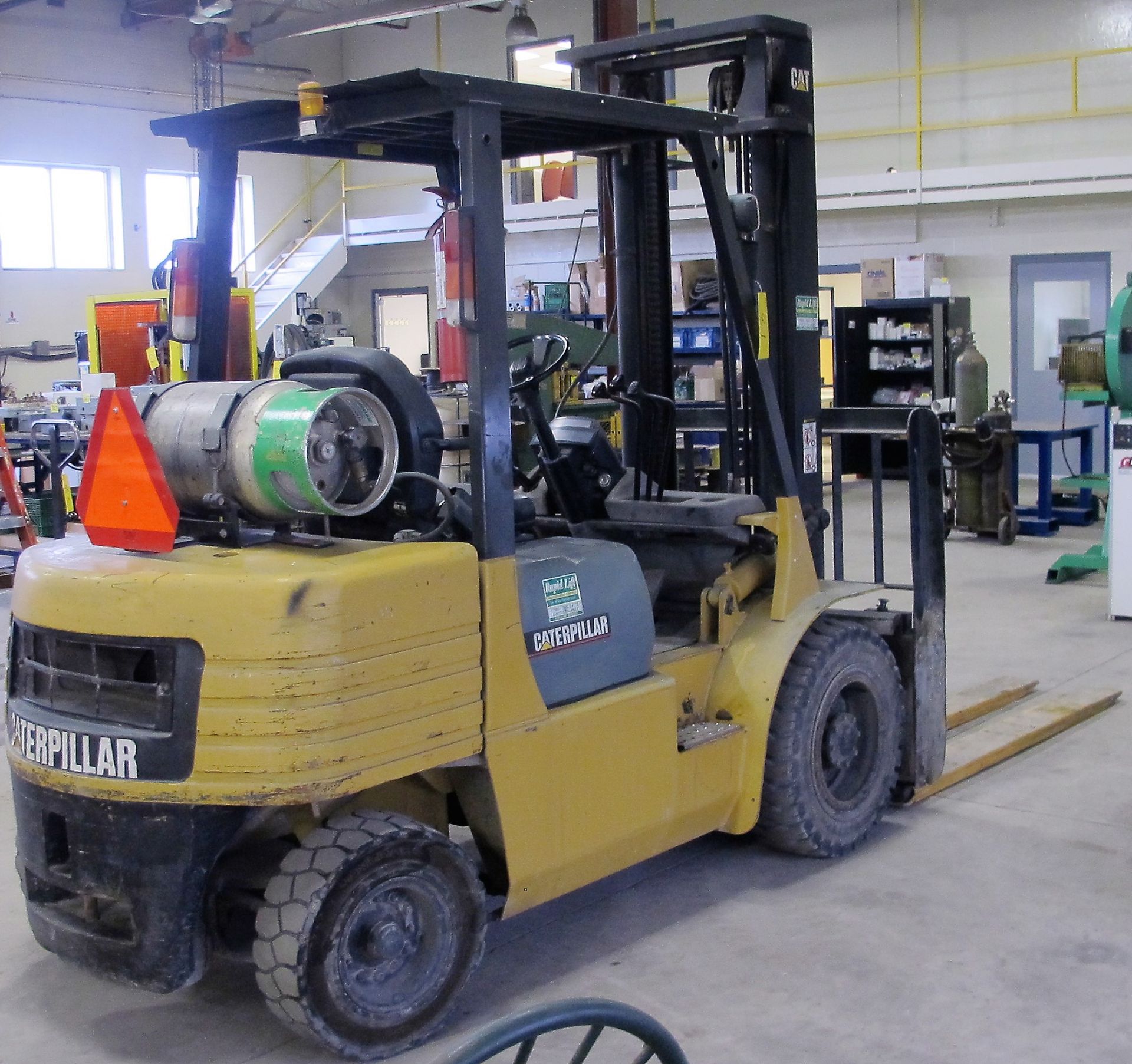 CATERPILLAR GP30 PROPANE FORKLIFT, 6,000LB CAPACITY, S/N 7AM01675, 146" MAX LIFT, 2-STAGE MAST, SIDE - Image 3 of 6