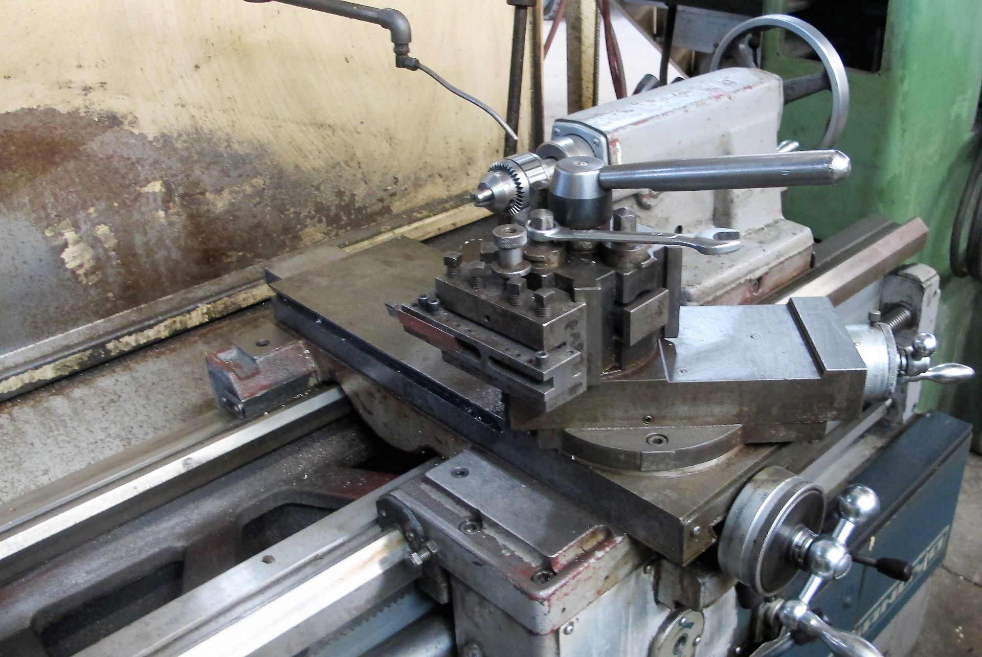 HOWA SANGYO 1000 ENGINE LATHE, S/N 10409, 9" 3-JAW CHUCK, 20" SWING, 54" BED, TAILSTOCK, TOOL - Image 5 of 9