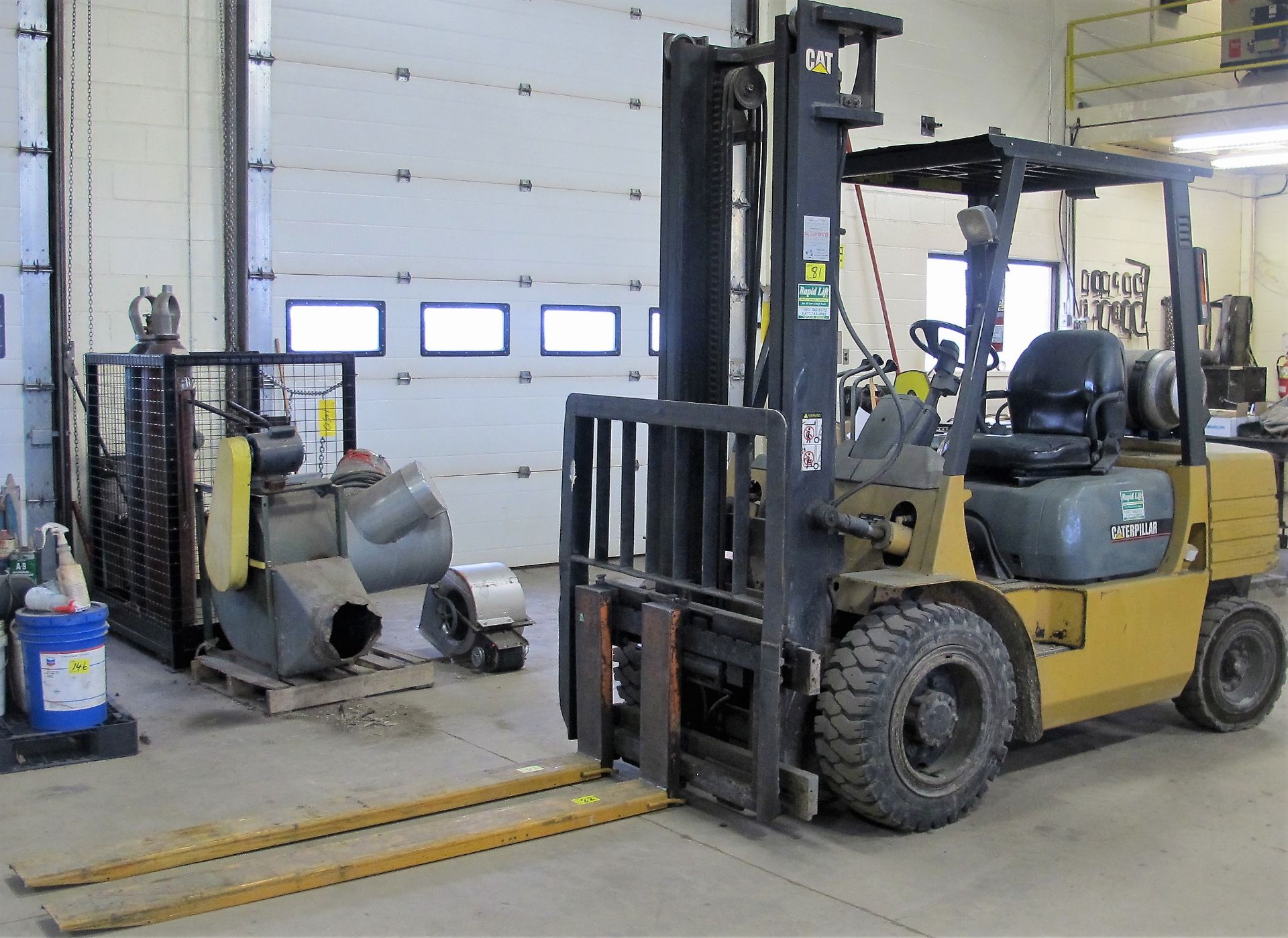 CATERPILLAR GP30 PROPANE FORKLIFT, 6,000LB CAPACITY, S/N 7AM01675, 146" MAX LIFT, 2-STAGE MAST, SIDE