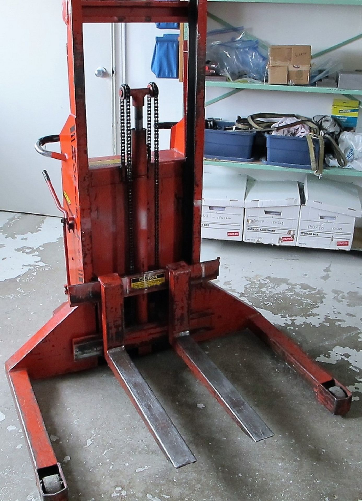 MOBILE LIFT ELECTRIC LIFT CART MODEL B605A, 1000LB CAP, 5' LIFT - Image 2 of 4