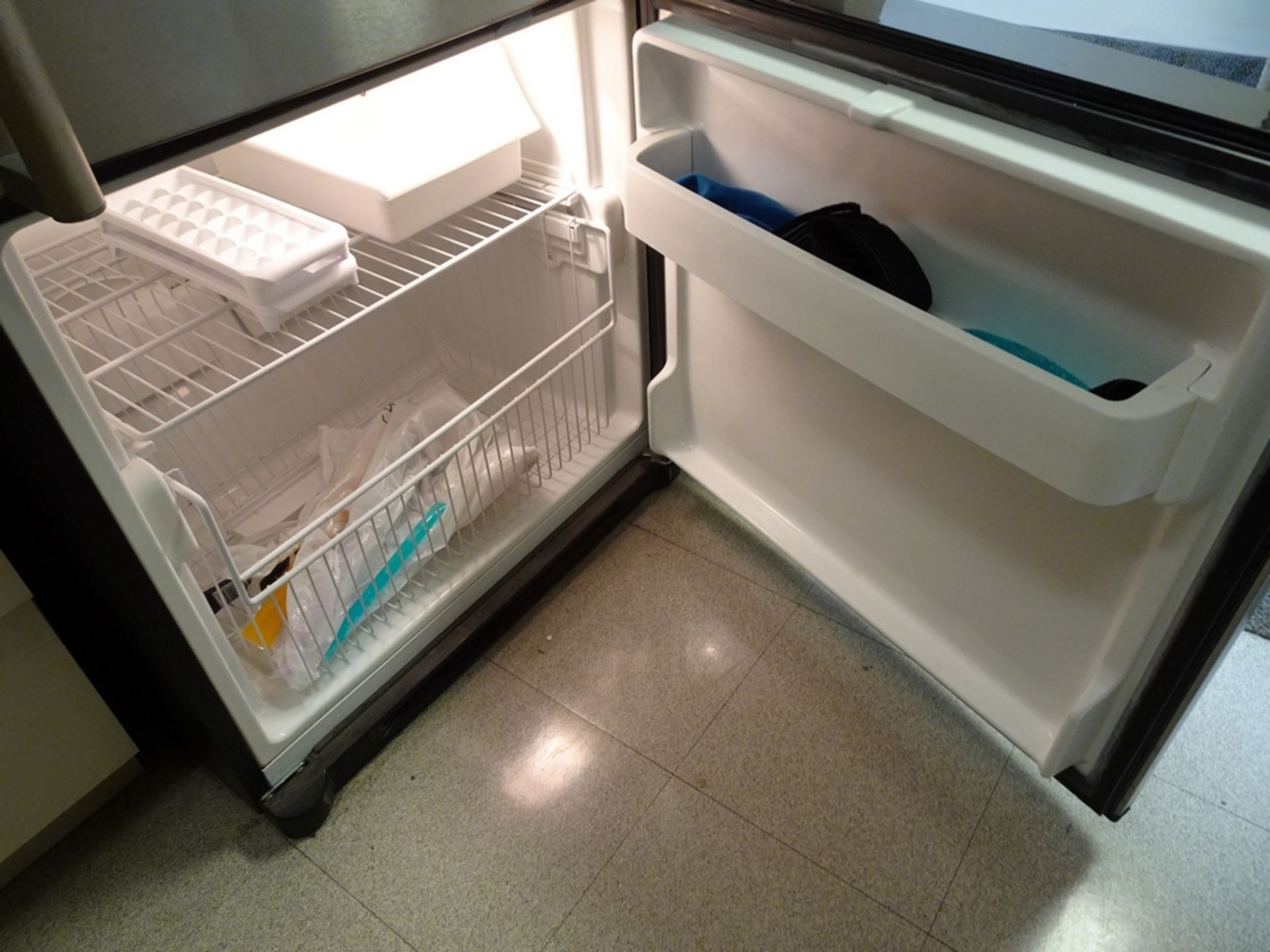 LG STAINLESS STEEL FRIDGE W/FREEZER - Image 4 of 4