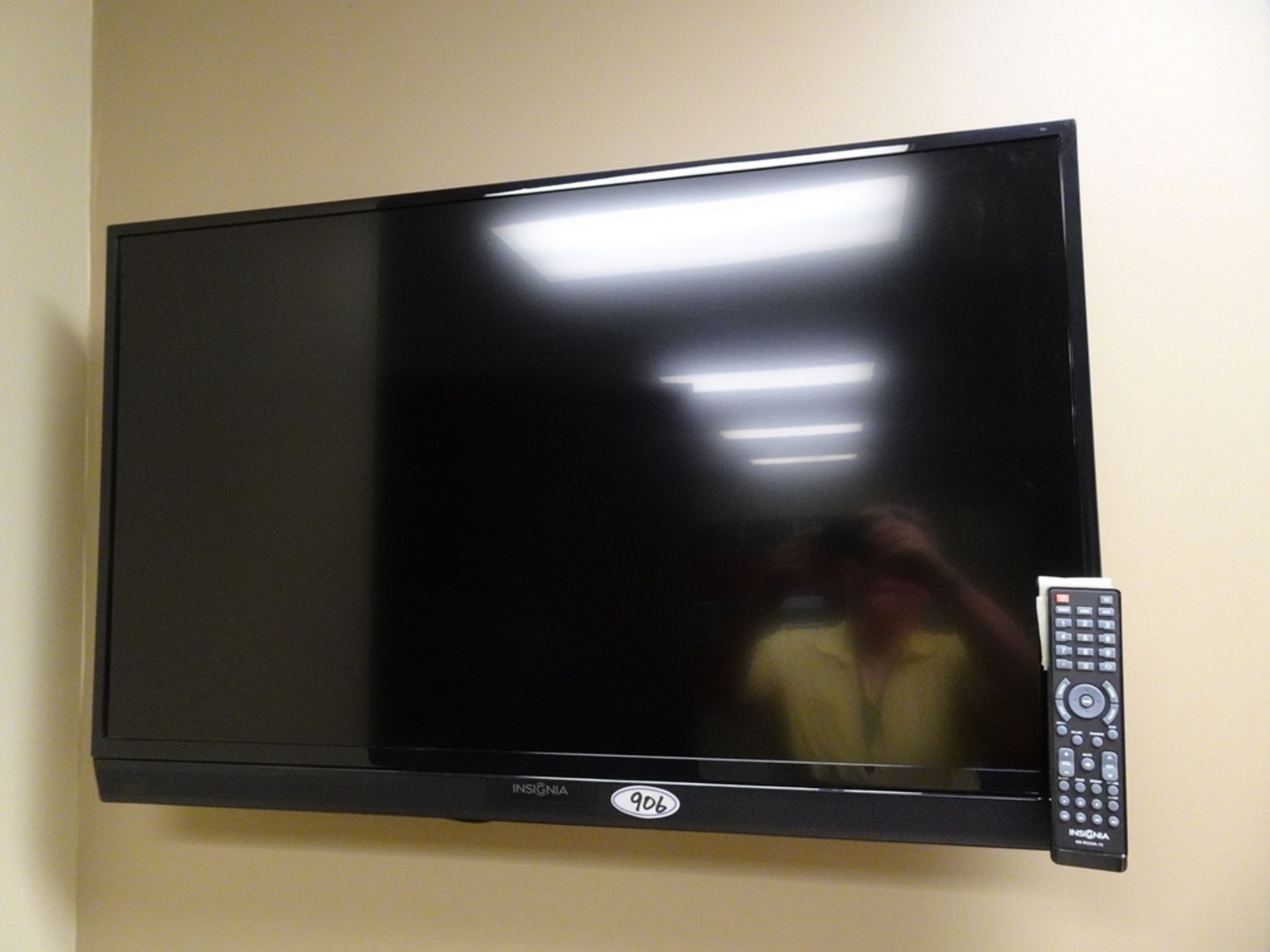 INSIGNIA 40" FLAT SCREEN TV