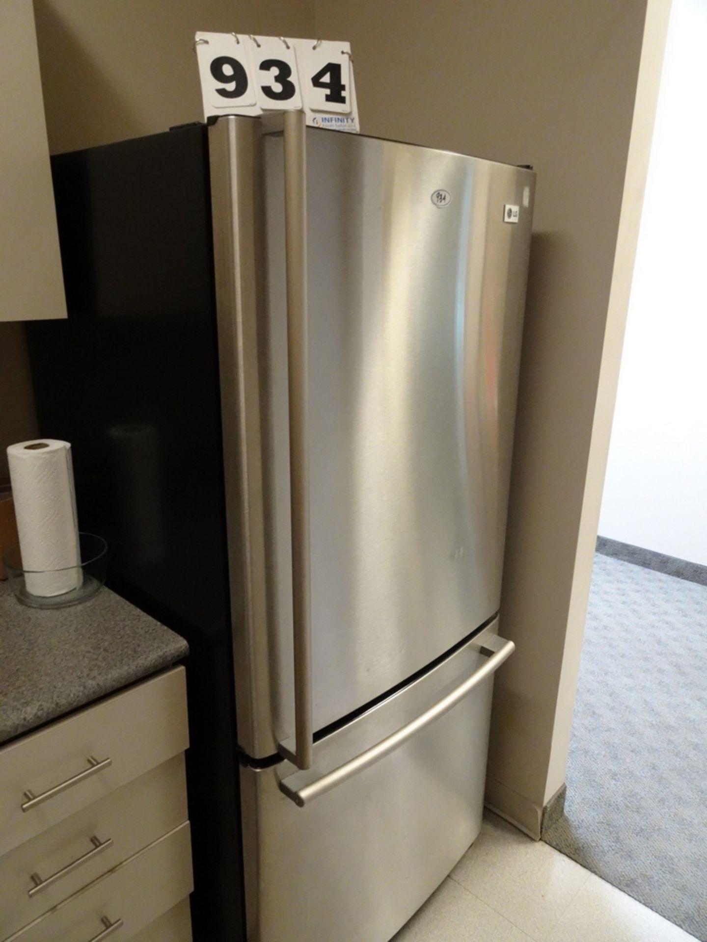 LG STAINLESS STEEL FRIDGE W/FREEZER