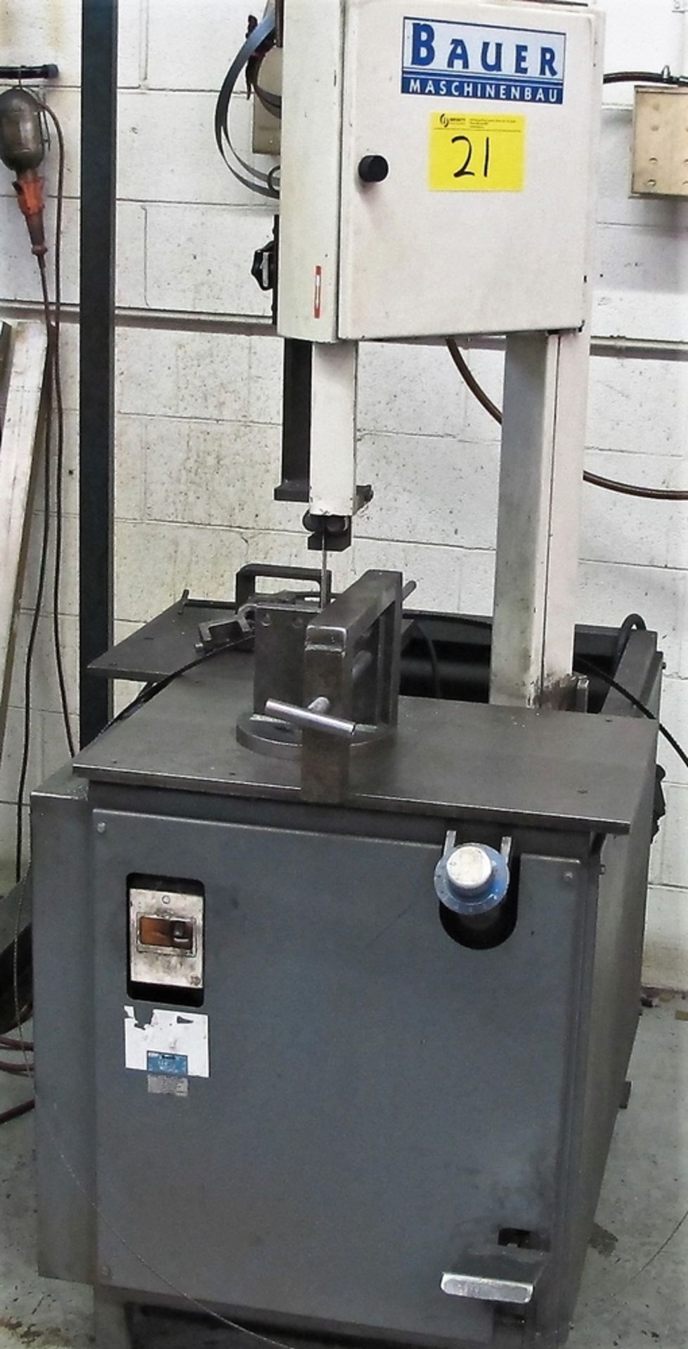 BAUER/MASCHINENBAU VERTICAL BANDSAW, W/SPARE BLADES