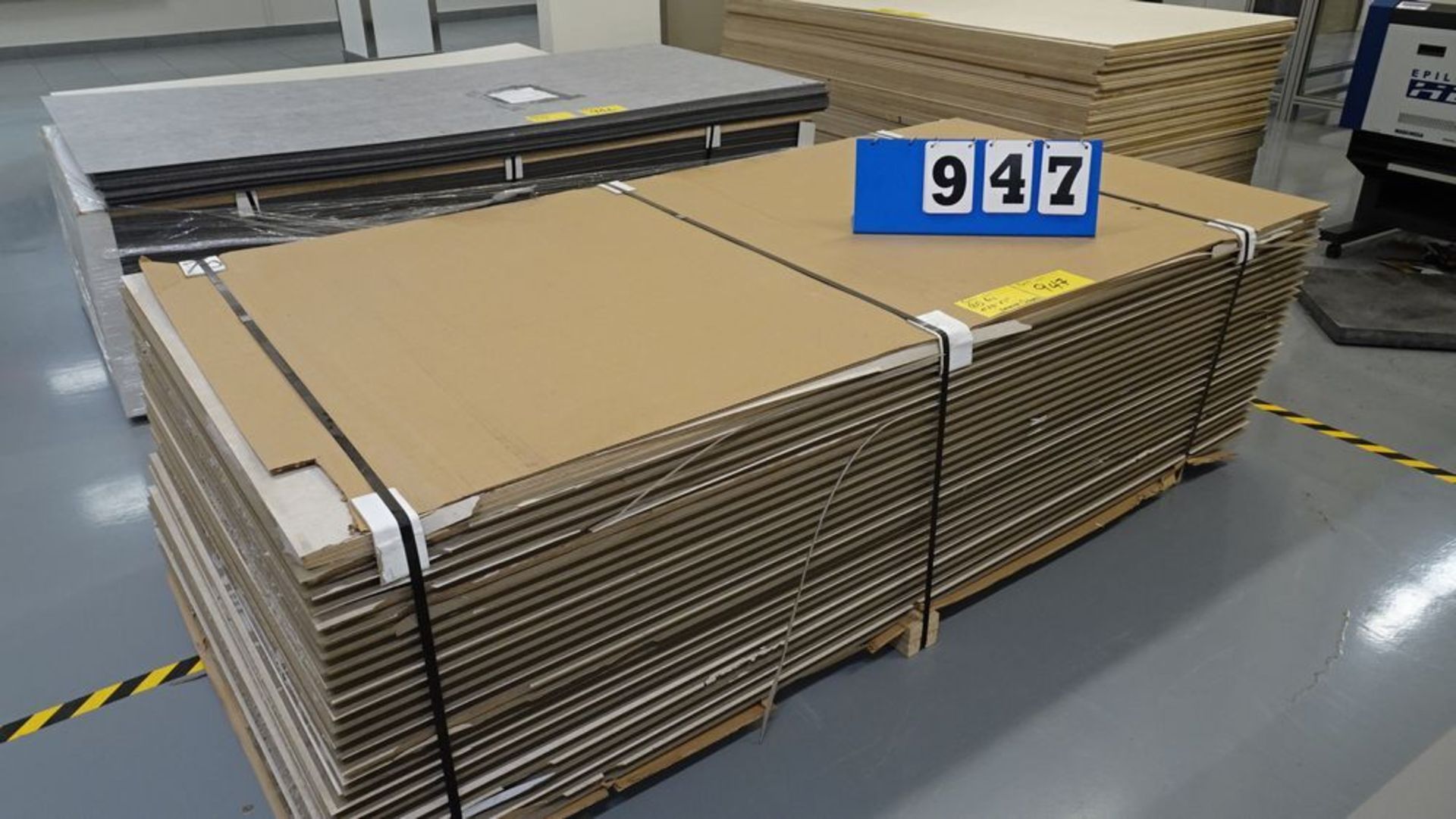 PALLET OF 4' X 8' X 1" FORMICA COVERED BOARD (APPROX. 25PCS) (REUTER)