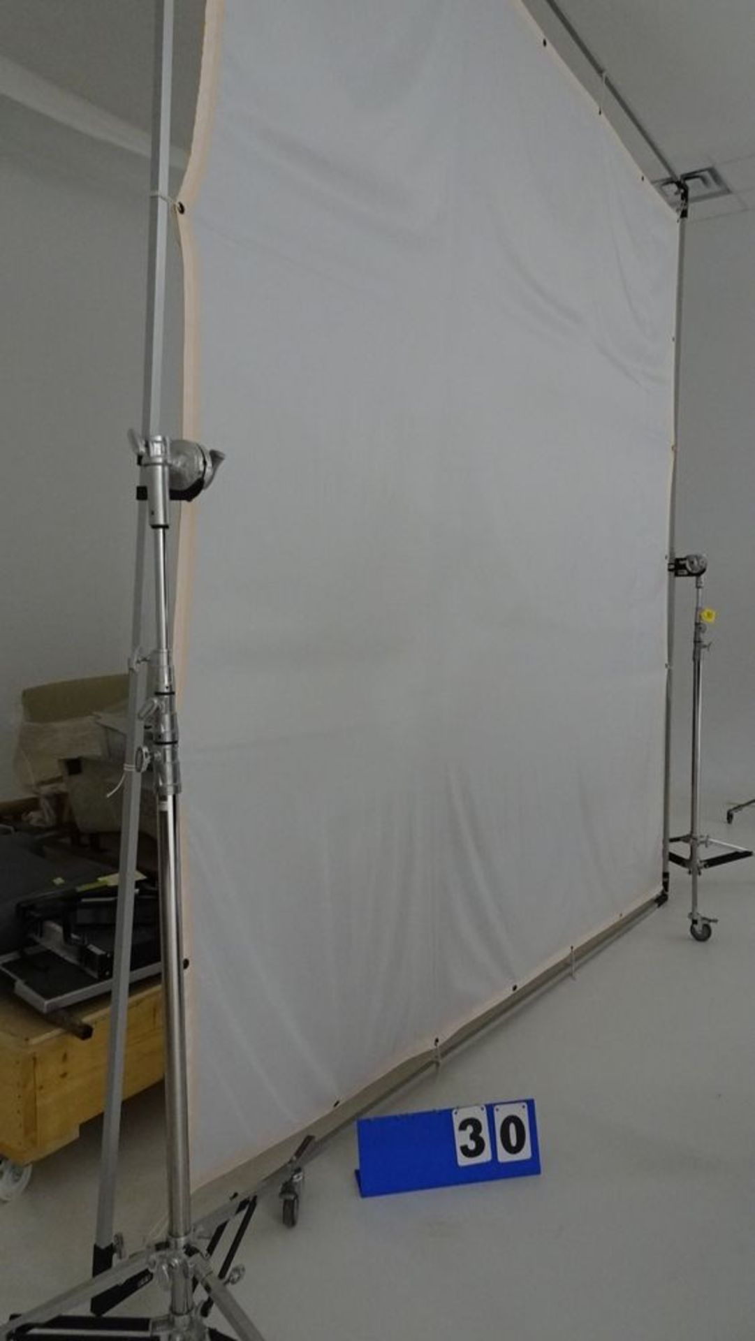 NORMS PORTABLE WHITE BACKGROUND SCREEN, 10' X 12' ON CASTORS (REUTER)