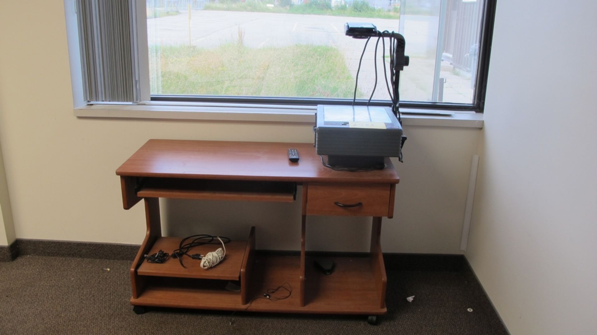 LOT OF 3M OVERHEAD PROJECTOR W/DESK (100 SHIRLEY AVE KITCHENER)