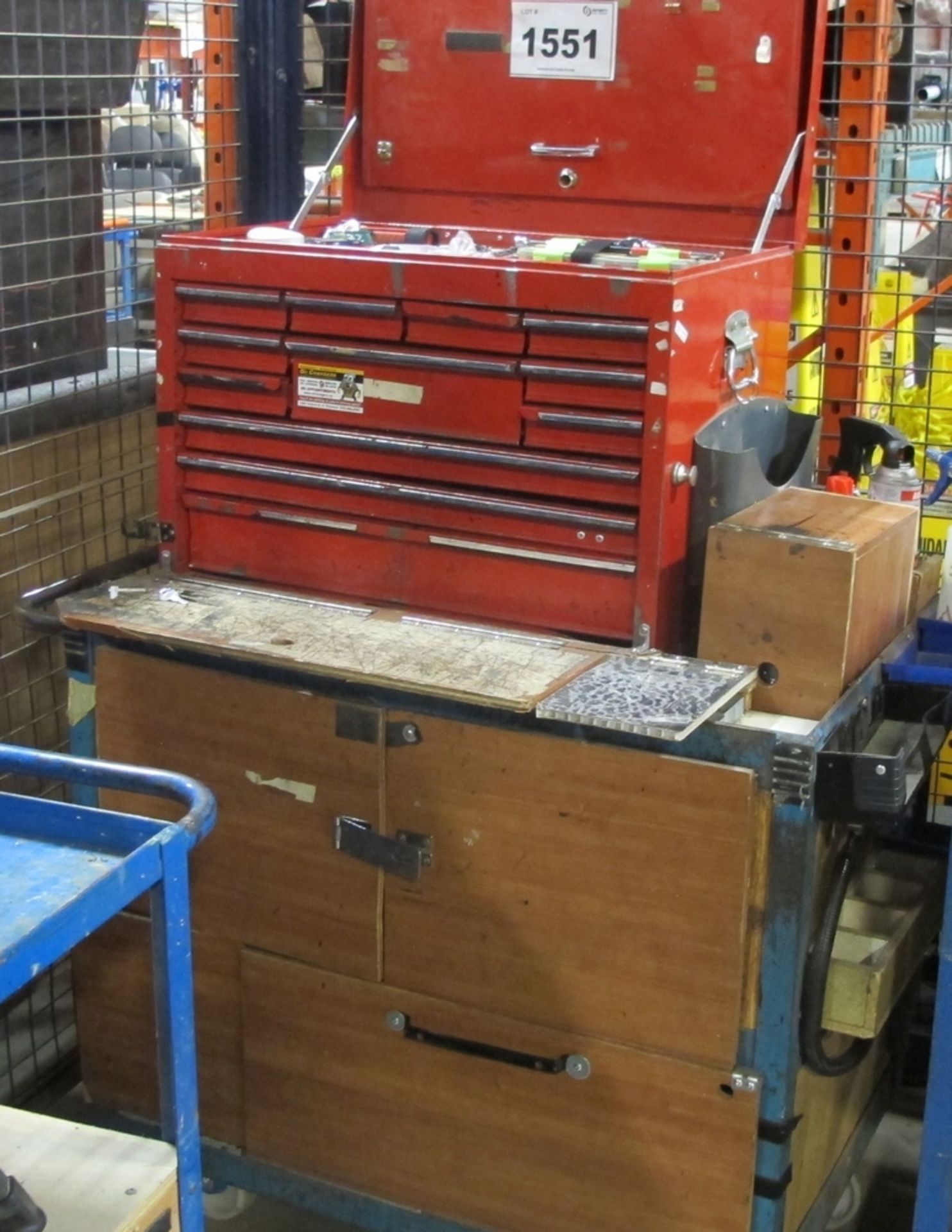 LOT OF 1 BEACH TOOL BOX, 12 DRAWERS W/SHOP CART AND TOOLS (100 SHIRLEY AVE KITCHENER)