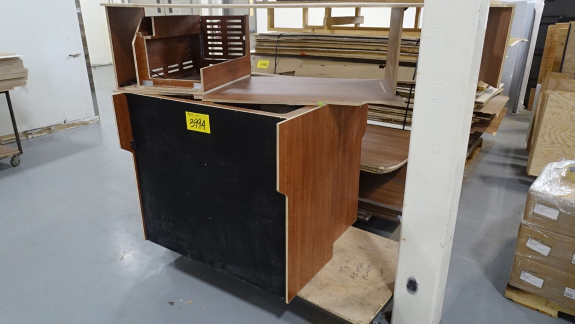 LOT ASST. FLOORING, PLYWOOD, CABINETS, STOCK CART (REUTER)