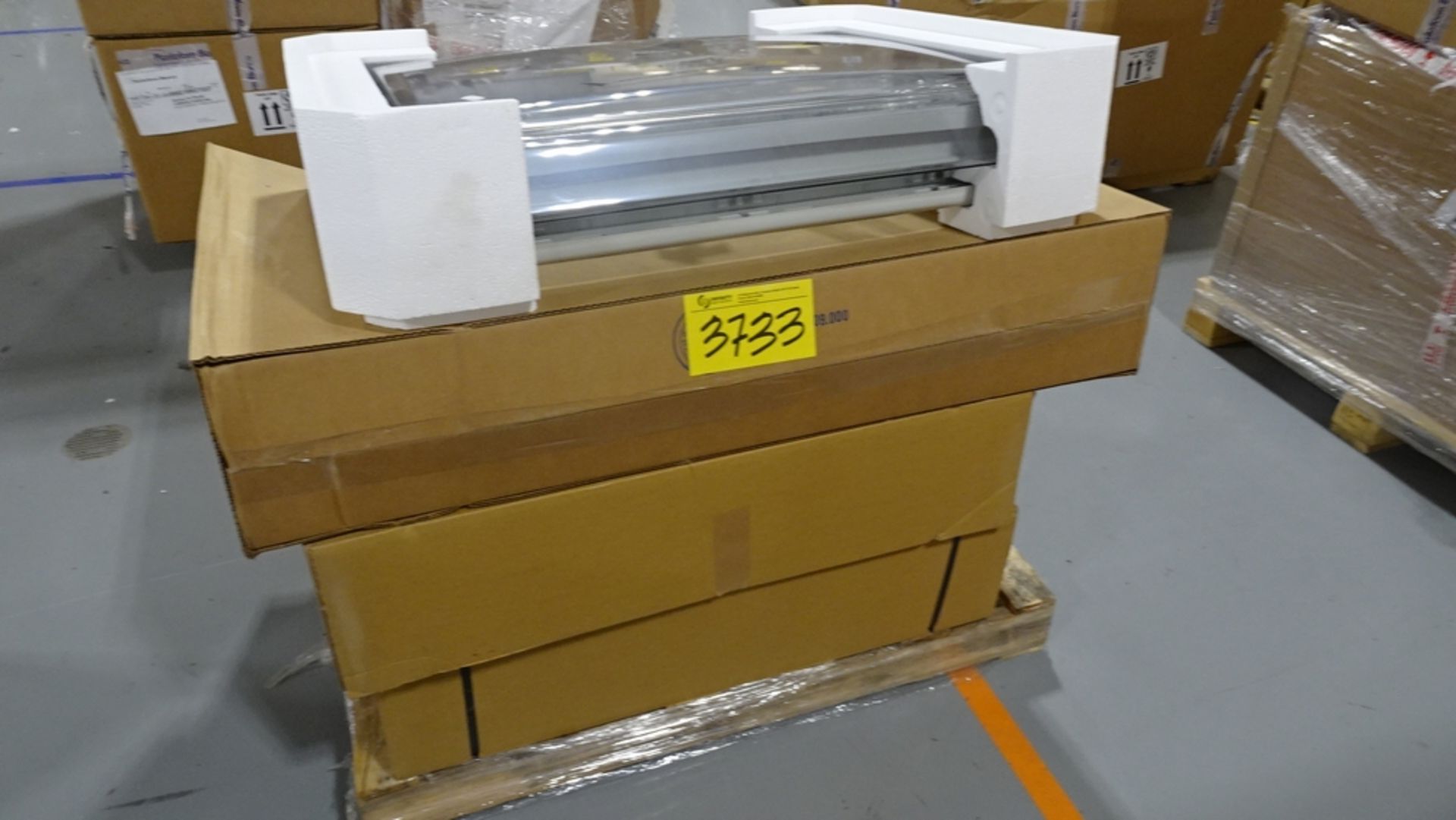 PALLET OF ELECTRIC RV SKYLIGHTS (REUTER)