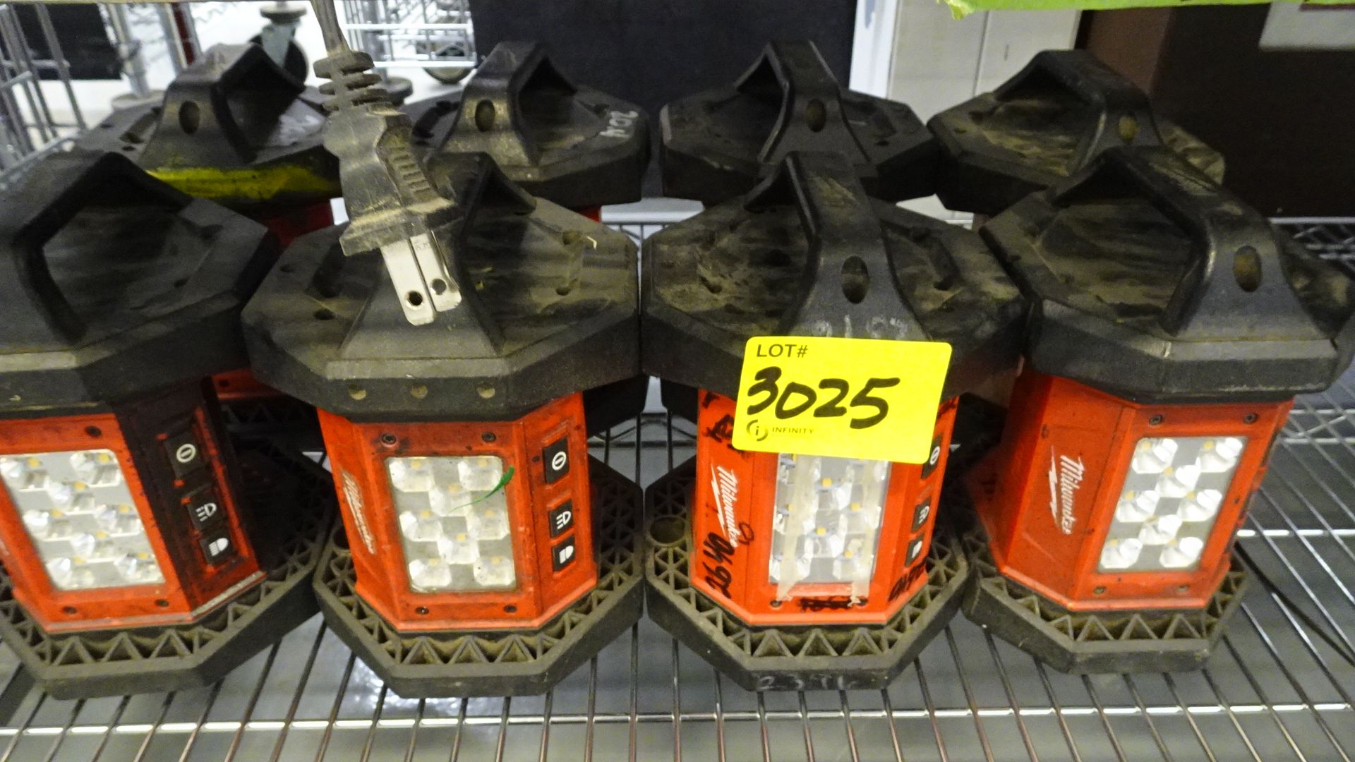 LOT (8) MILWAUKEE 18V LIGHTS W/ BATTERIES & (1) CHARGERS (REUTER)