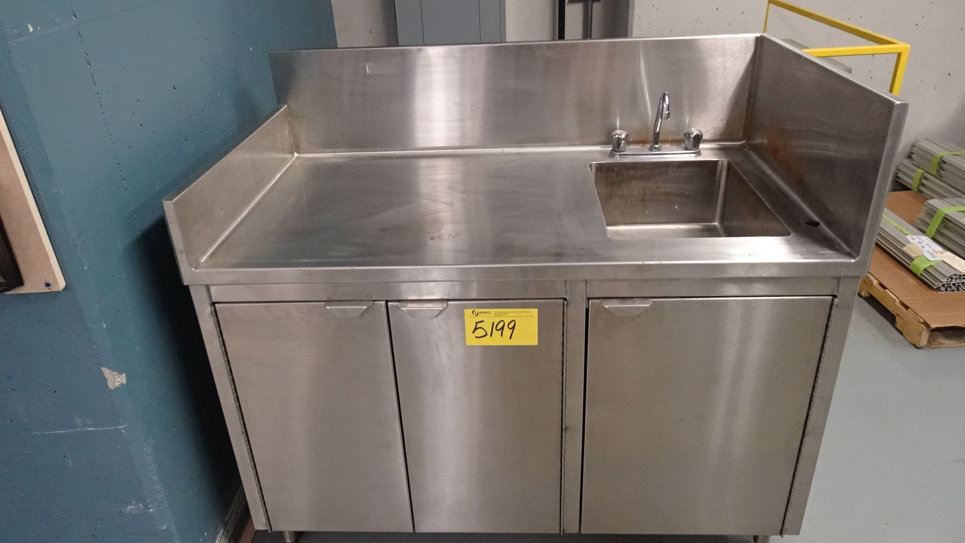 STAINLESS STEEL COUNTER C/W SINK (REUTER)