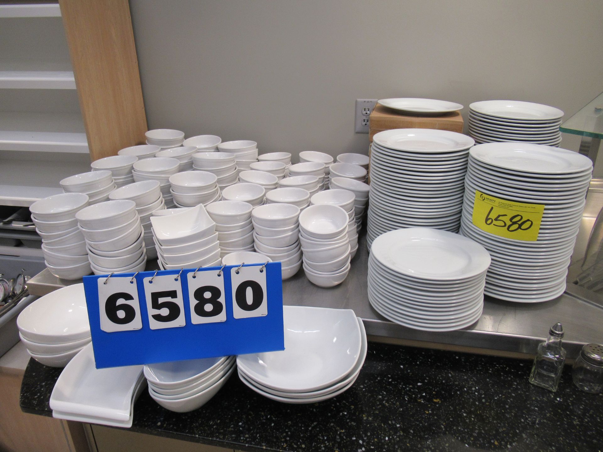 LOT OF ASSORTED WHITE CERAMIC PLATES AND BOWLS (REUTER)