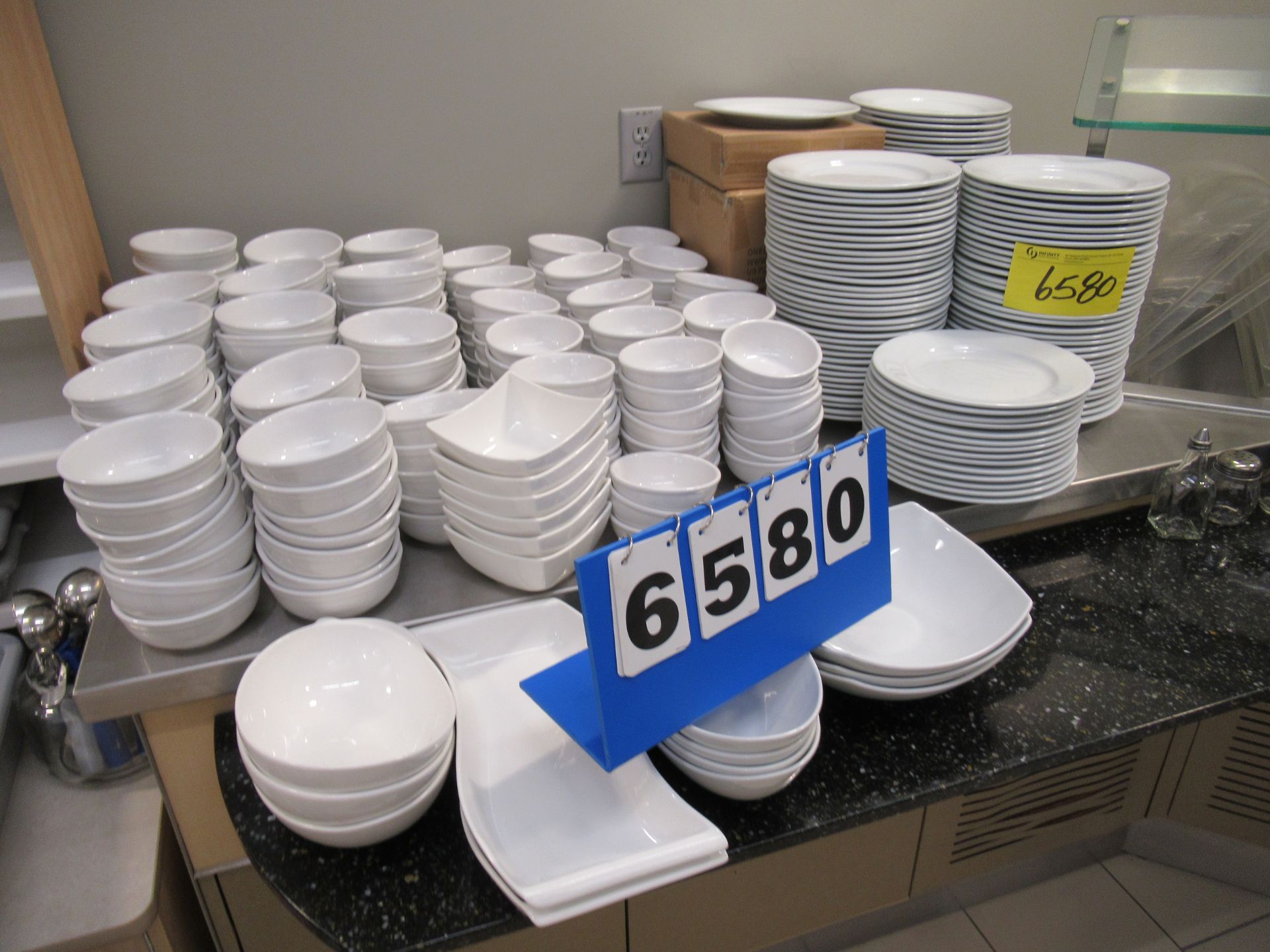 LOT OF ASSORTED WHITE CERAMIC PLATES AND BOWLS (REUTER) - Image 2 of 2