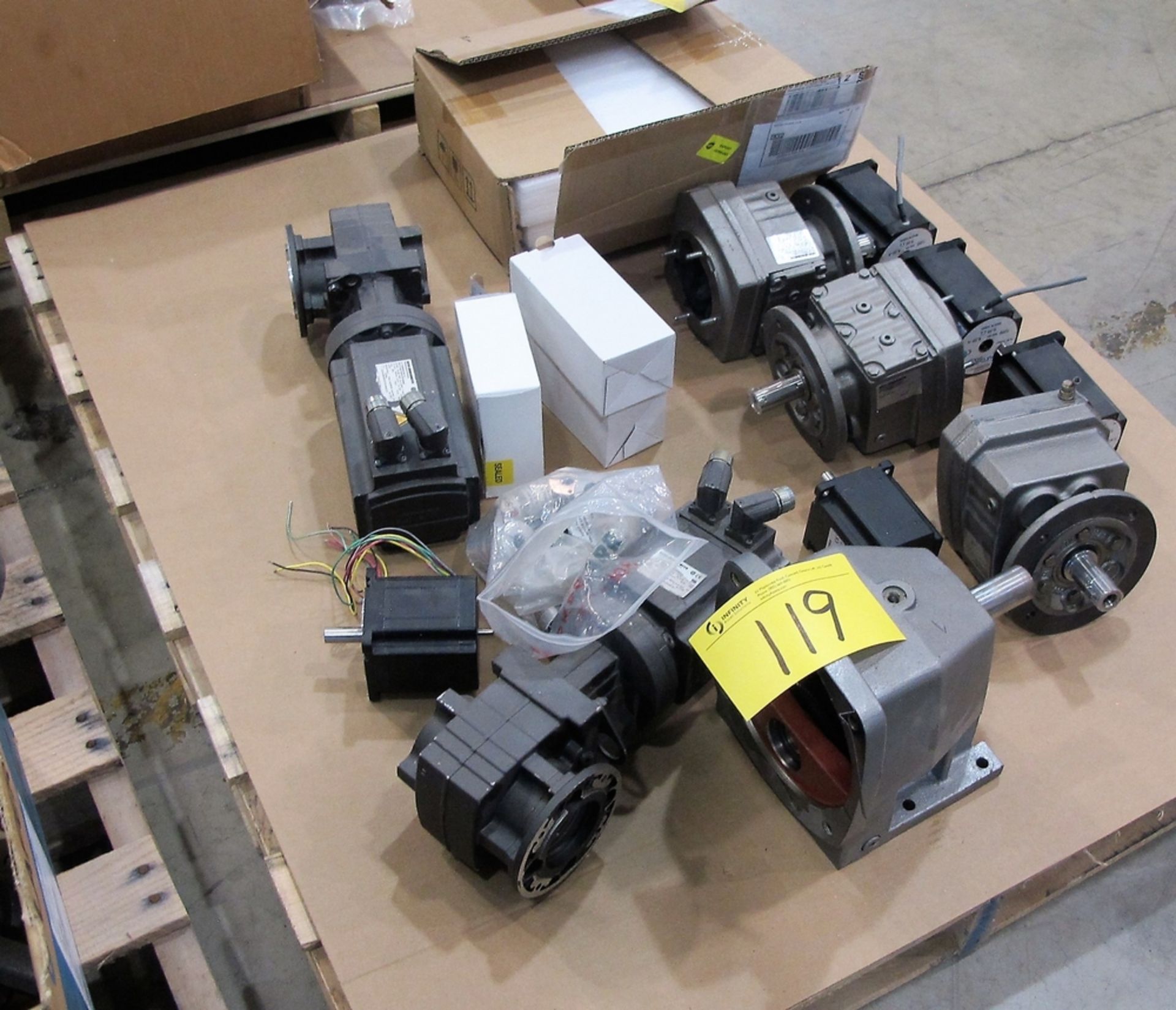 LOT OF GEAR BOXES AND REDUCERS ON PALLET