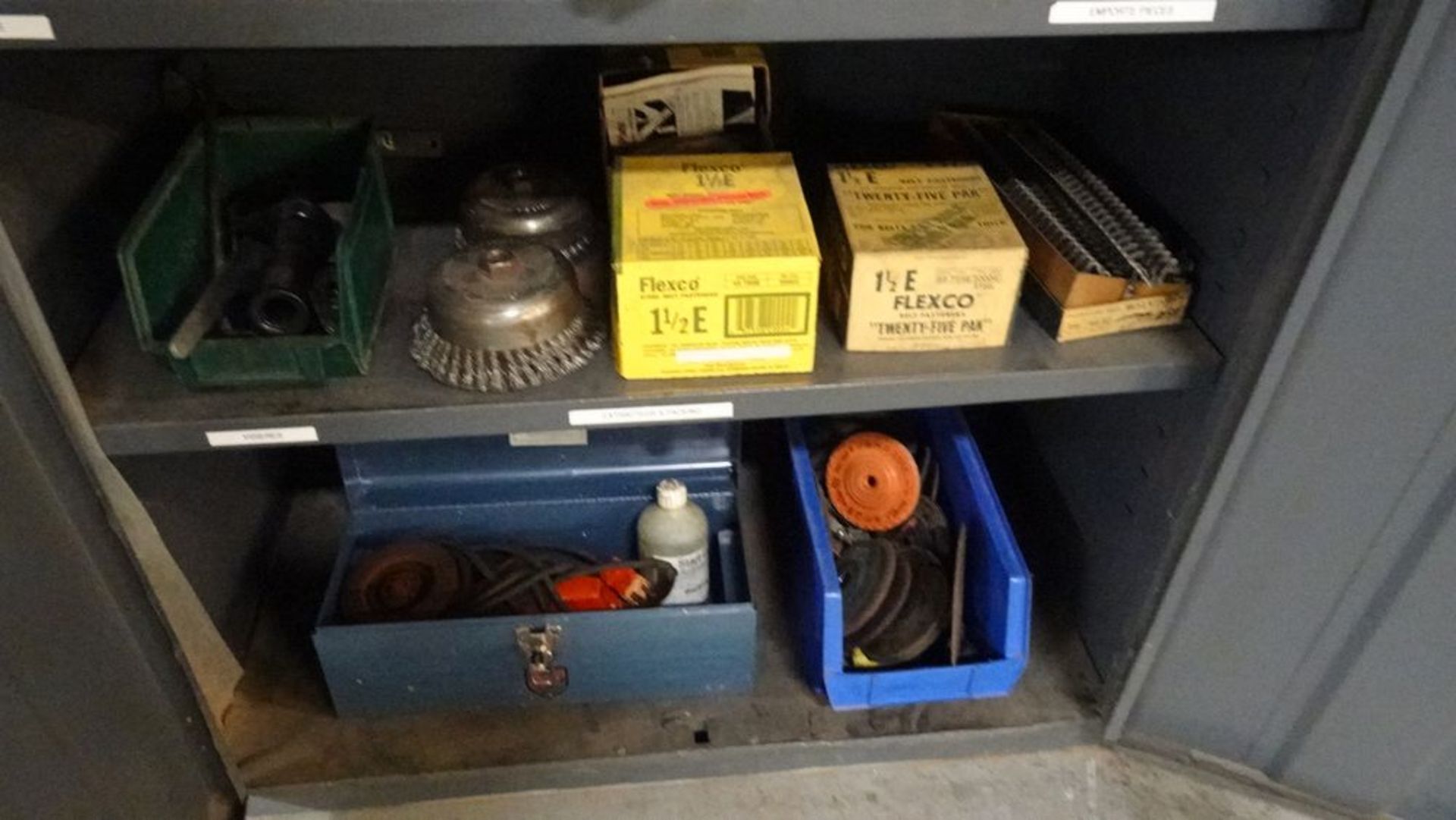 TWO DOOR METAL STORAGE CABINET C/W ASSORTED GRINDING WHEELS, GRINDERS, HOLE SAW BLADES (RIGGING - Image 5 of 5