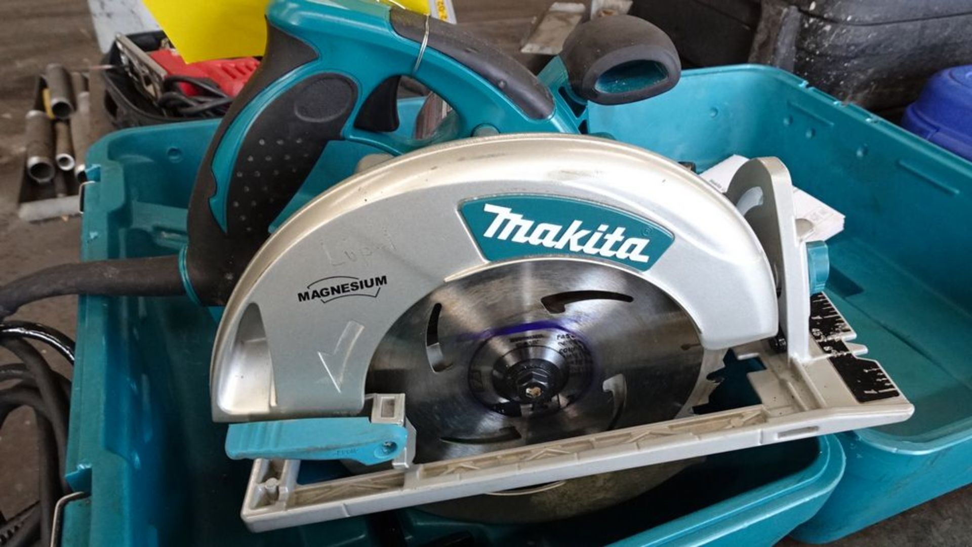 MAKITA 7-1/4" MAGNESIUM CIRCULAR SAW C/W CASE - Image 2 of 3