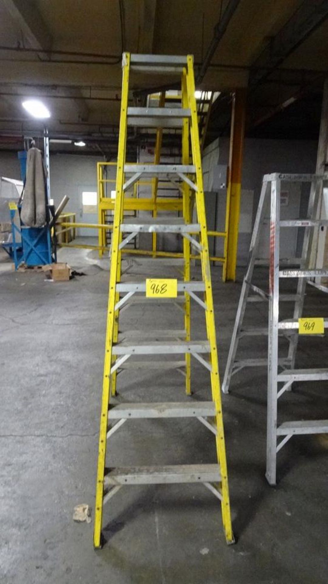 8' HIGH STEP LADDER (RIGGING FEE $20)